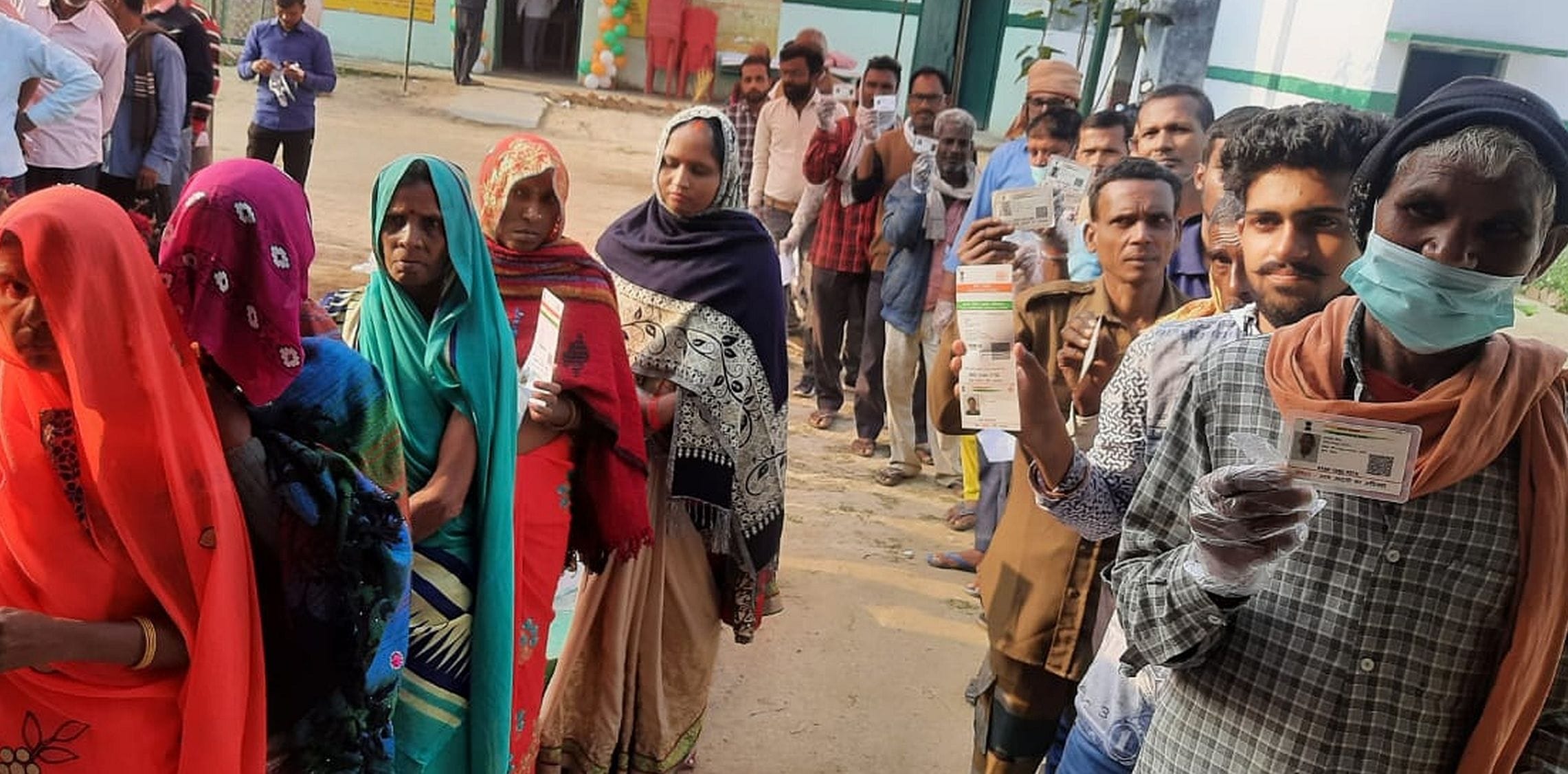 46 : अमेठी : शहर स्थित बूथ पर मतदान के लिए कतारबद्ध मतदाता। - सवंाद 46 : अमेठी : शहर स्थित बूथ पर मतदान के लिए कतारबद्ध मतदाता। - सवंाद