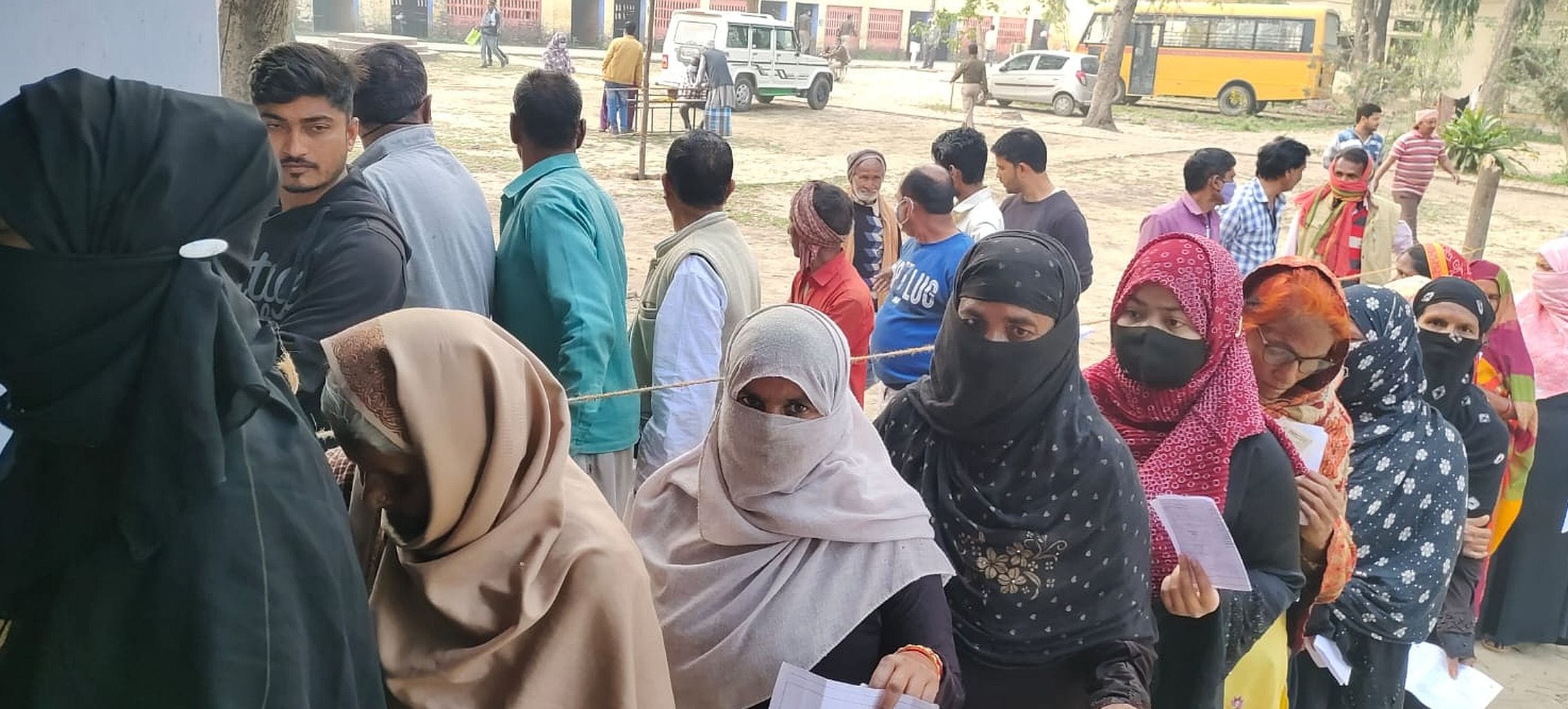 47 : जगदीशपुर : क्षेत्र में मतदान देने के लिए लाइन में लगे मतदाता। - सवंाद 47 : जगदीशपुर : क्षेत्र में मतदान देने के लिए लाइन में लगे मतदाता। - सवंाद