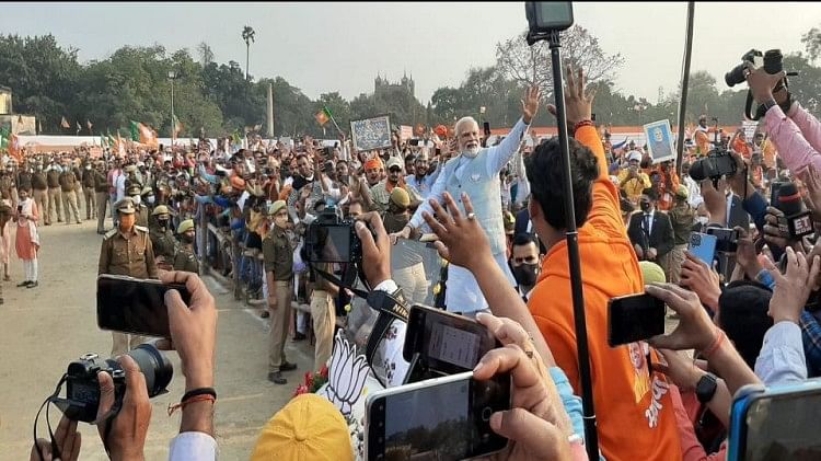 PM Modi in Varanasi LIVE: वाराणसी में कार्यकर्ताओं को संबोधित करते हुए पीएम मोदी बोले- आप मेरे लिए ओपन यूनिवर्सिटी की तरह
