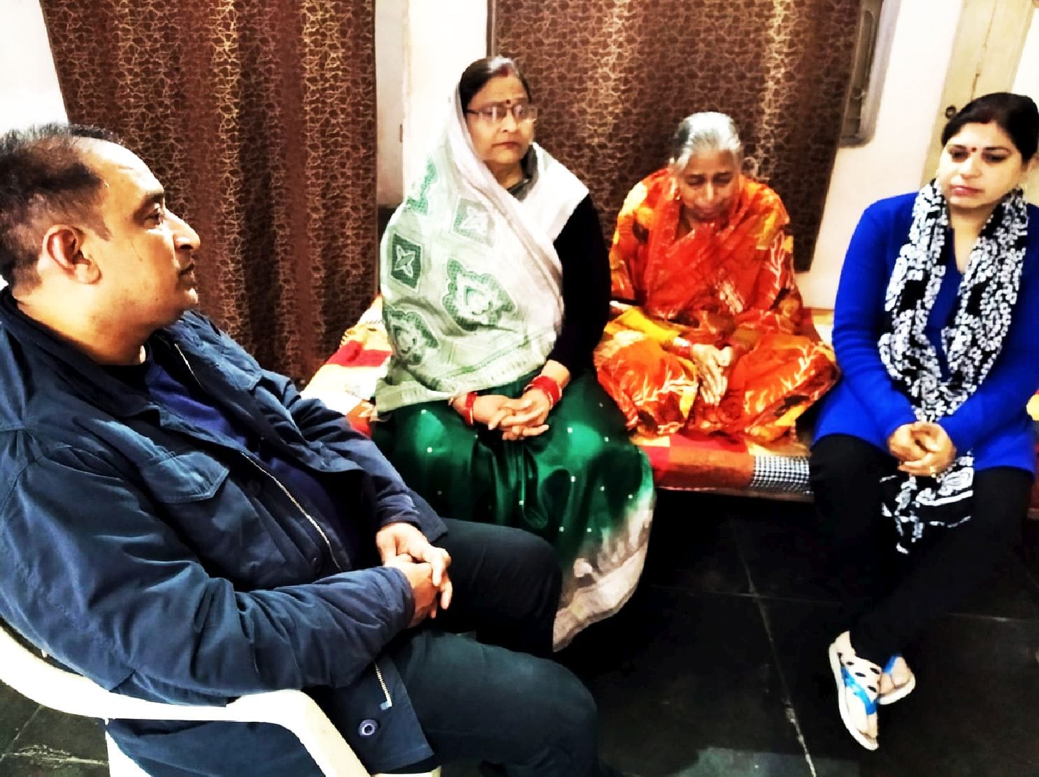 दीपांशु वर्मा व अभिषेक वर्मा के परेशान बैठे परिजन । संवाद दीपांशु वर्मा व अभिषेक वर्मा के परेशान बैठे परिजन । संवाद
