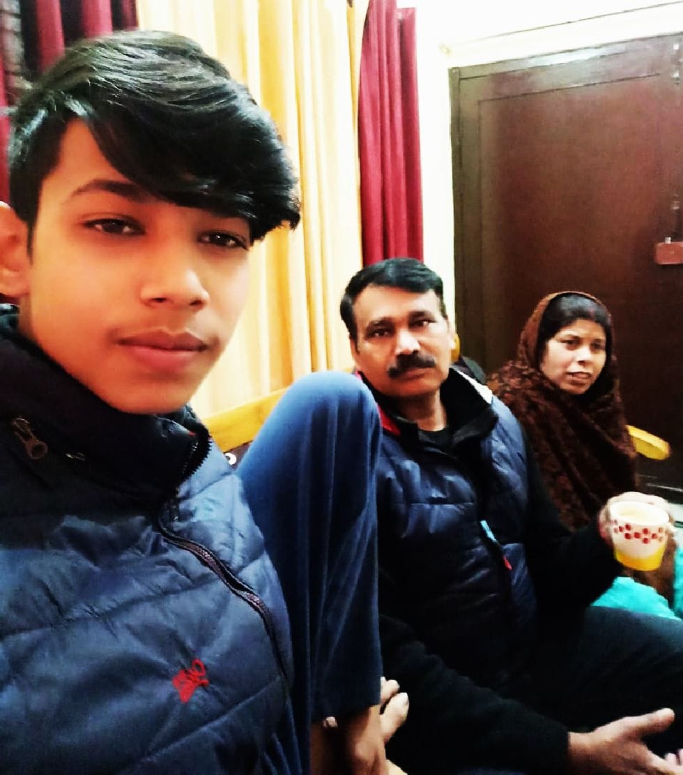 हर्ष अवस्थी के परेशान बैठे परिजन । संवाद हर्ष अवस्थी के परेशान बैठे परिजन । संवाद