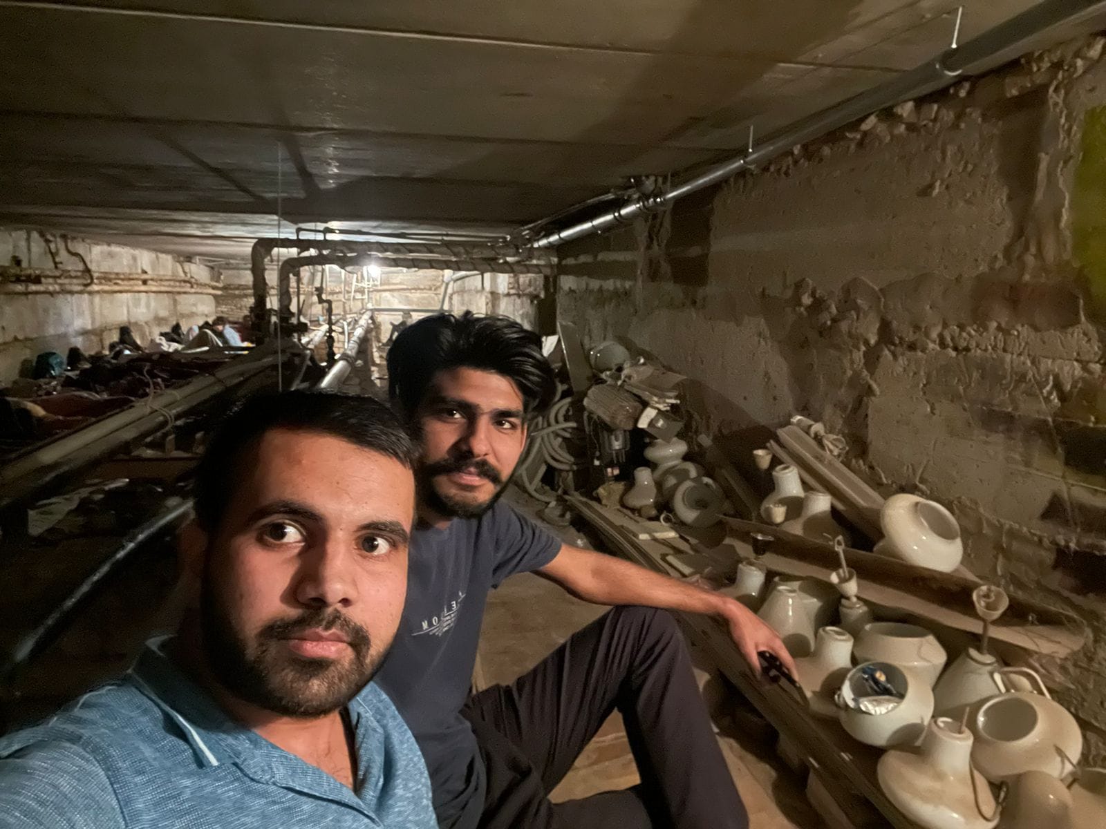 यूक्रेन के खारकीव शहर में अपने हॉस्टल के बंकर में बैठा पाबड़ा का अमन व उसका दोस्त। अमन के सौंजन्य ? यूक्रेन के खारकीव शहर में अपने हॉस्टल के बंकर में बैठा पाबड़ा का अमन व उसका दोस्त। अमन के सौंजन्य ?
