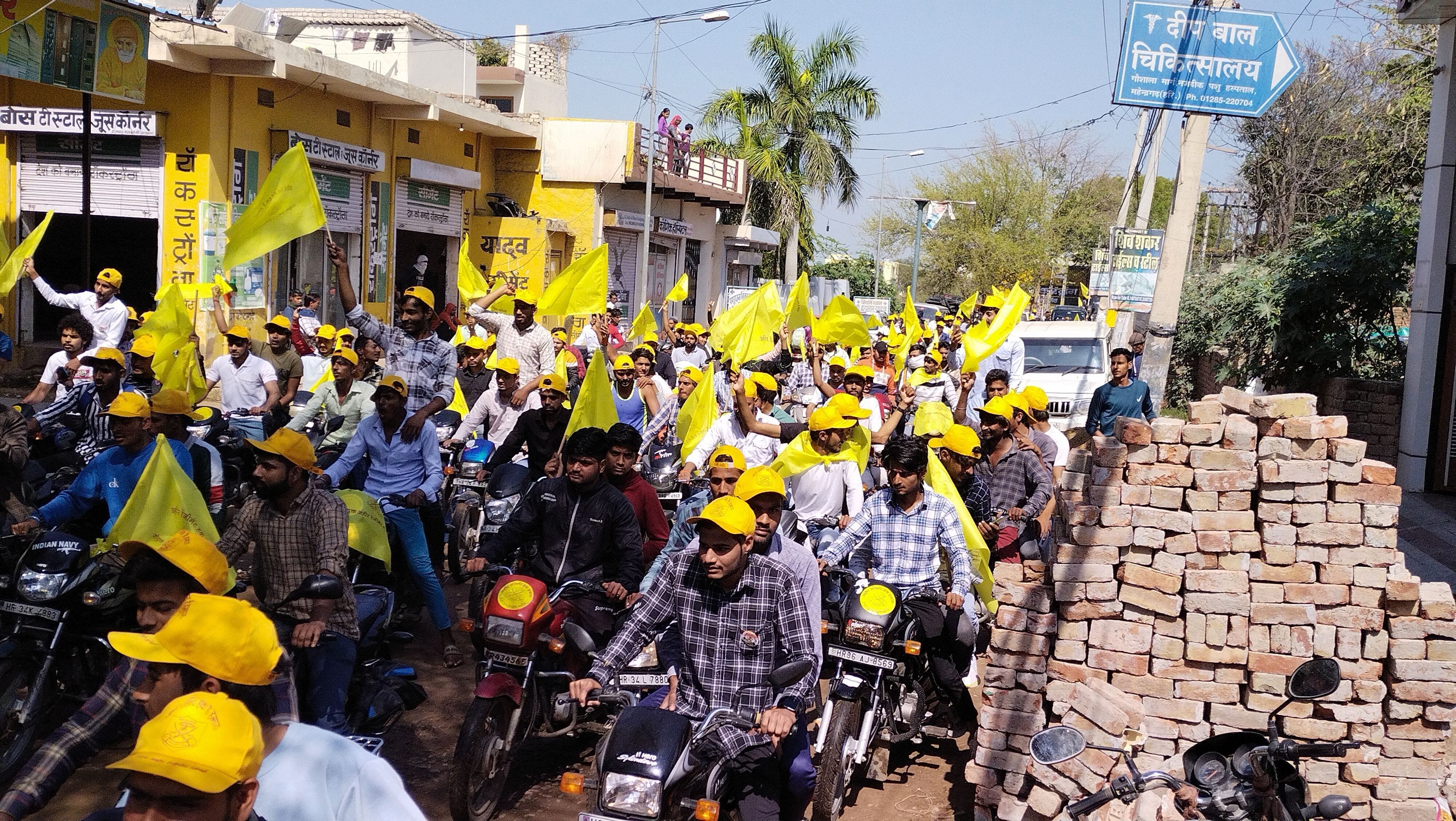 अहीर रजिमेंट के गठन की मांग को लेकर बाइक रैली निकालते युवा। संवाद अहीर रजिमेंट के गठन की मांग को लेकर बाइक रैली निकालते युवा। संवाद