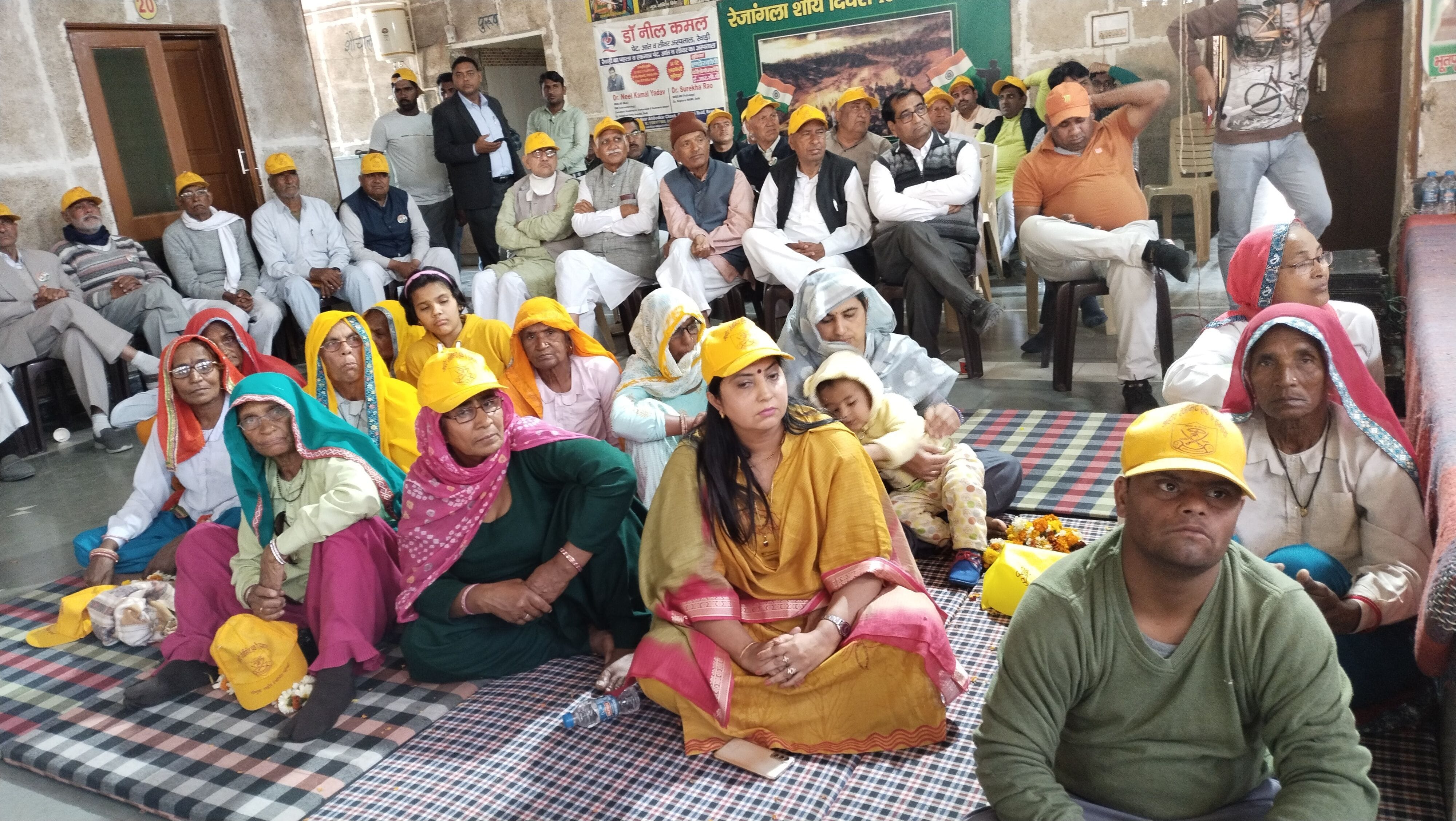 अहीर रजिमेंट के गठन की मांग को लेकर यादव धर्मशाला में हुई बैठक में शामिल लोग। संवाद अहीर रजिमेंट के गठन की मांग को लेकर यादव धर्मशाला में हुई बैठक में शामिल लोग। संवाद