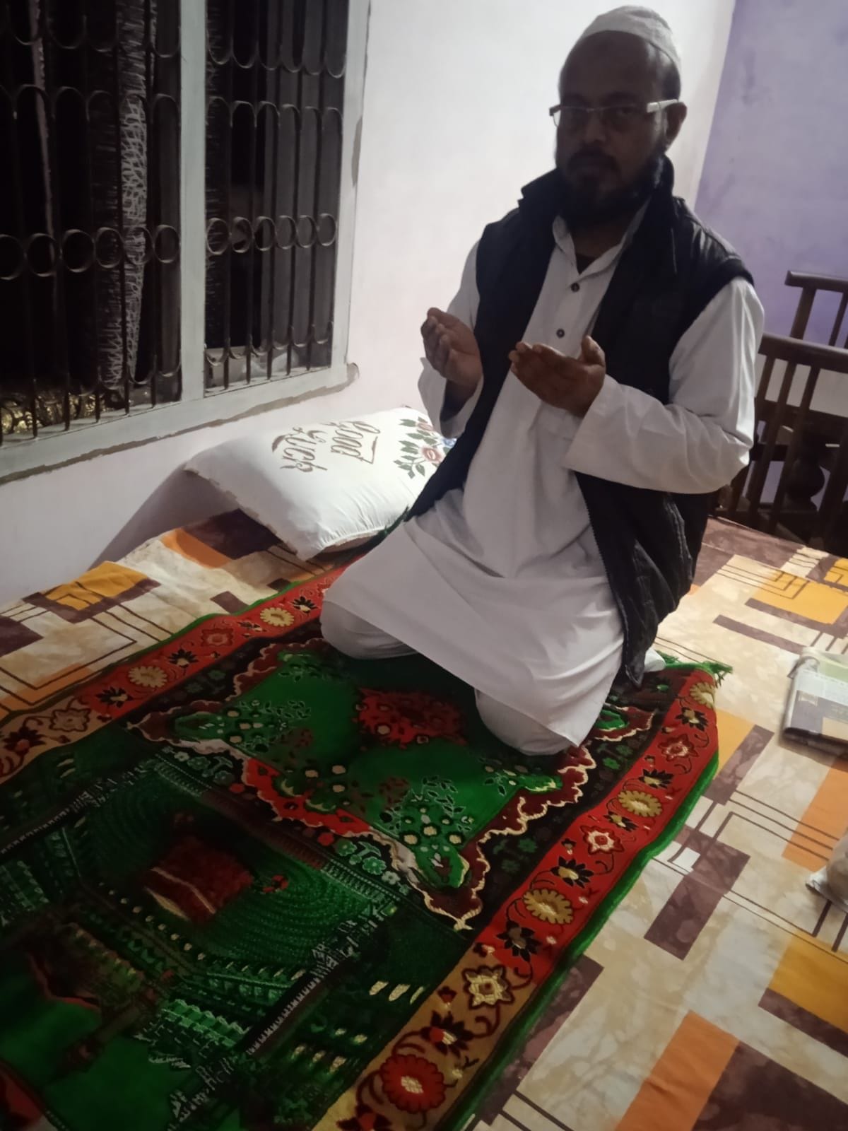 मोहम्मद सानी के पिता दुआ करते हुए। मोहम्मद सानी के पिता दुआ करते हुए।