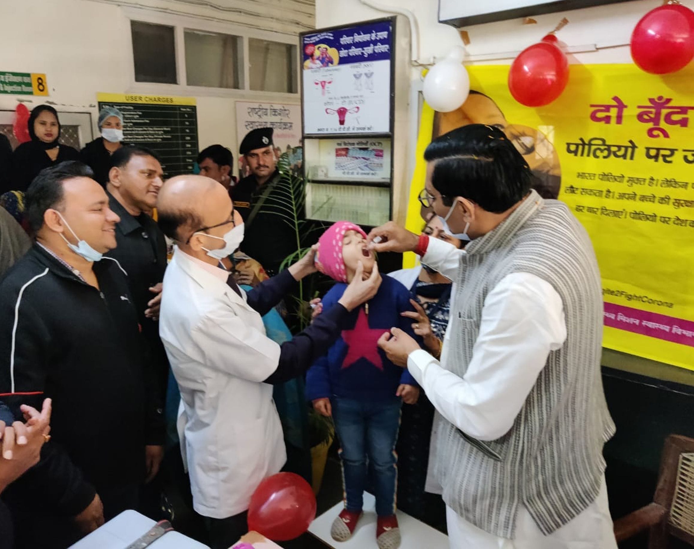 टोहाना के स्थानीय नागरिक अस्पताल में बच्चों को पोलियो ड्रोप पिलाकर पल्स पोलियो अभियान का शुभारं