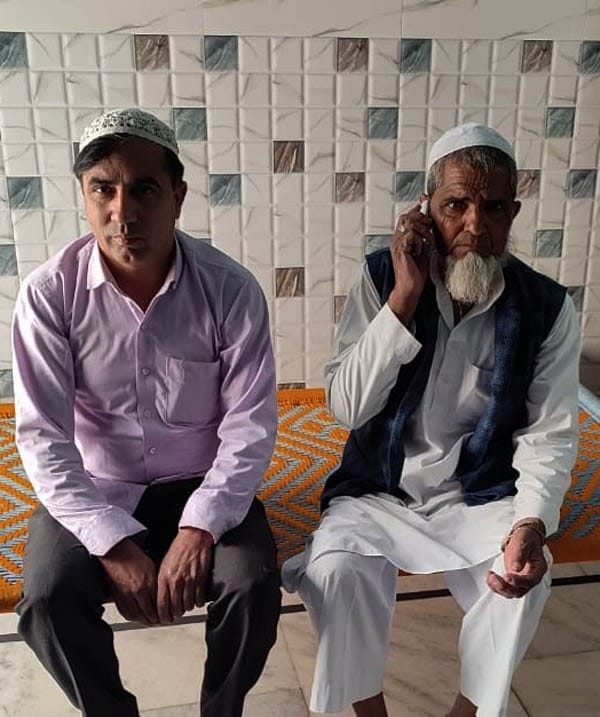मुजफ्फरनगर : युक्रेन में में बेटे अमन से फोन पर जानकारी लेतता नगलां राई से पिता गुफरान। मुजफ्फरनगर : युक्रेन में में बेटे अमन से फोन पर जानकारी लेतता नगलां राई से पिता गुफरान।