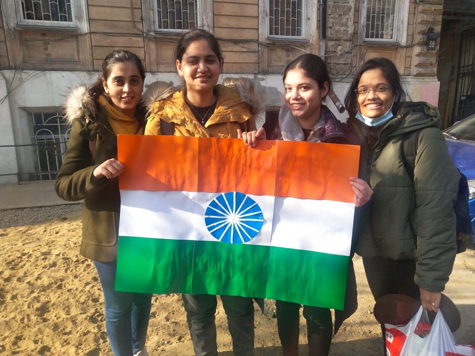 फतेहाबाद की छात्रा निशा अपनी दोस्तों के साथ। फतेहाबाद की छात्रा निशा अपनी दोस्तों के साथ।