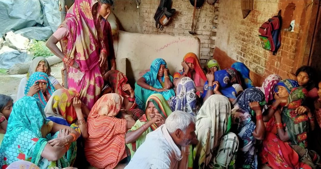 मृतका के घर के बाहर गमगीन बैठीं महिलाएं। संवाद मृतका के घर के बाहर गमगीन बैठीं महिलाएं। संवाद