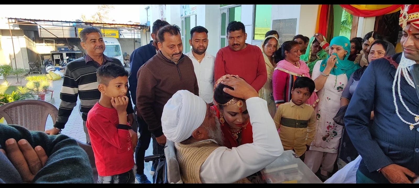 शादी के बाद नवविवाहित जोड़े को विदा करते हुए गुरविंद्र सिंह।