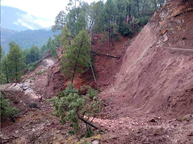 रामबन में भूस्खलन का शिकार हुआ कांगा गांधारी भटनी लिंक रोड व मौके पर पहुंचे अधिकारी रामबन में भूस्खलन का शिकार हुआ कांगा गांधारी भटनी लिंक रोड व मौके पर पहुंचे अधिकारी