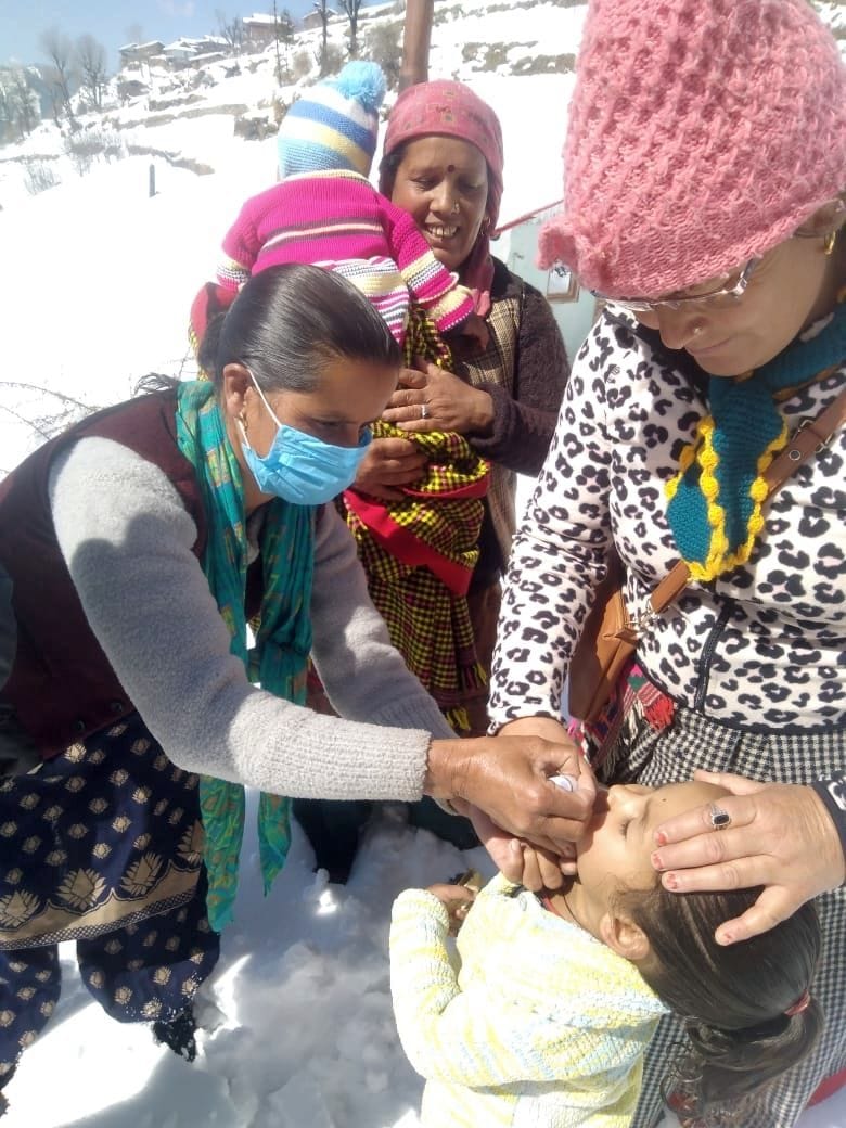 बंजार घाटी में पोलियो खुराक को बर्फ में पैदल चलकर घर-घर जाकर पिलातीं स्वास्थ्य कर्मी। -संवाद