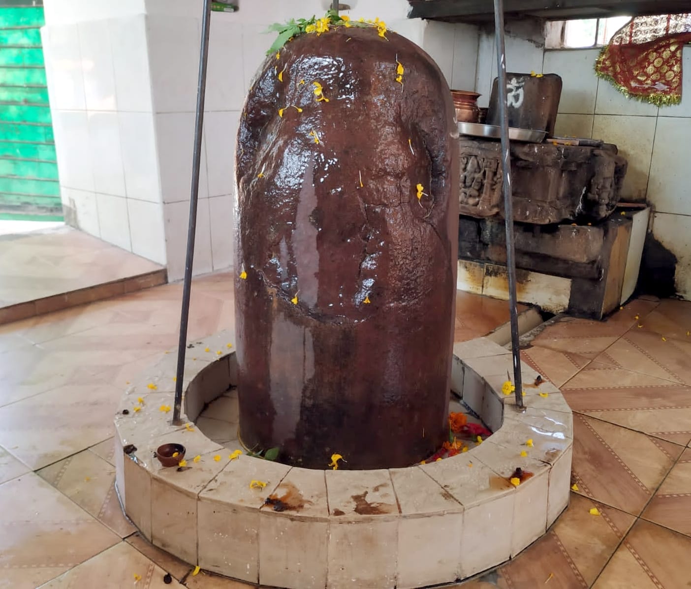 बिजनौर के ग्राम खारी के झारखंडी मंदिर में स्थापित स्वयंभू शिवलिंग।