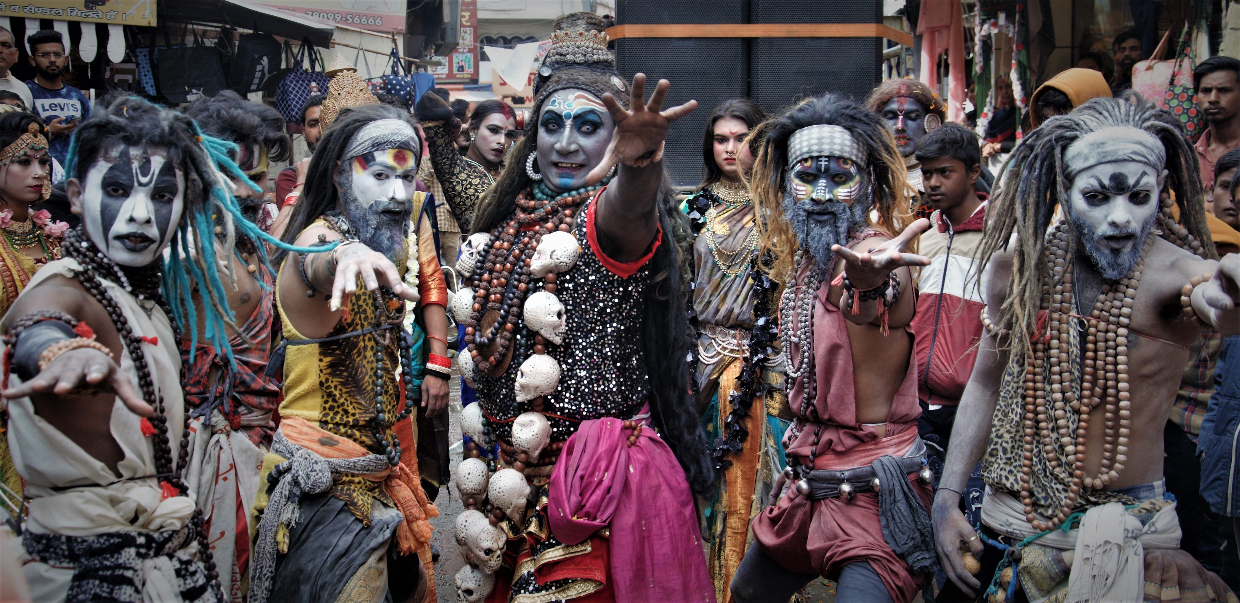  शिव बरात के दौरान नृत्य की प्रस्तुति देते कलाकार।  संवाद