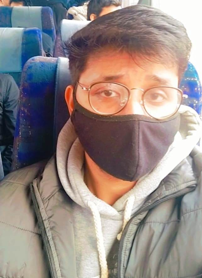 बस में सवार हर्ष की नजदीकी फोटो। बस में सवार हर्ष की नजदीकी फोटो।