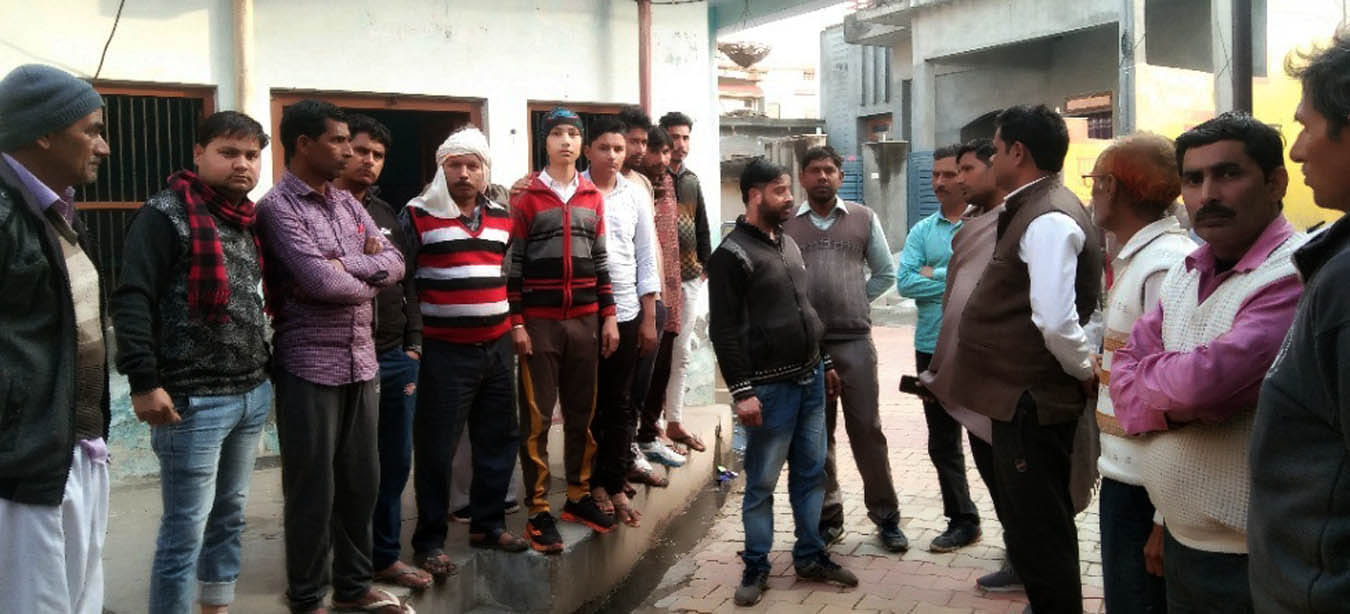 मुजफ्फरनगर : बिरालसी में मृतक के घर के बाहर मौजूद गमजदा पिता एवं ग्रामीण मुजफ्फरनगर : बिरालसी में मृतक के घर के बाहर मौजूद गमजदा पिता एवं ग्रामीण