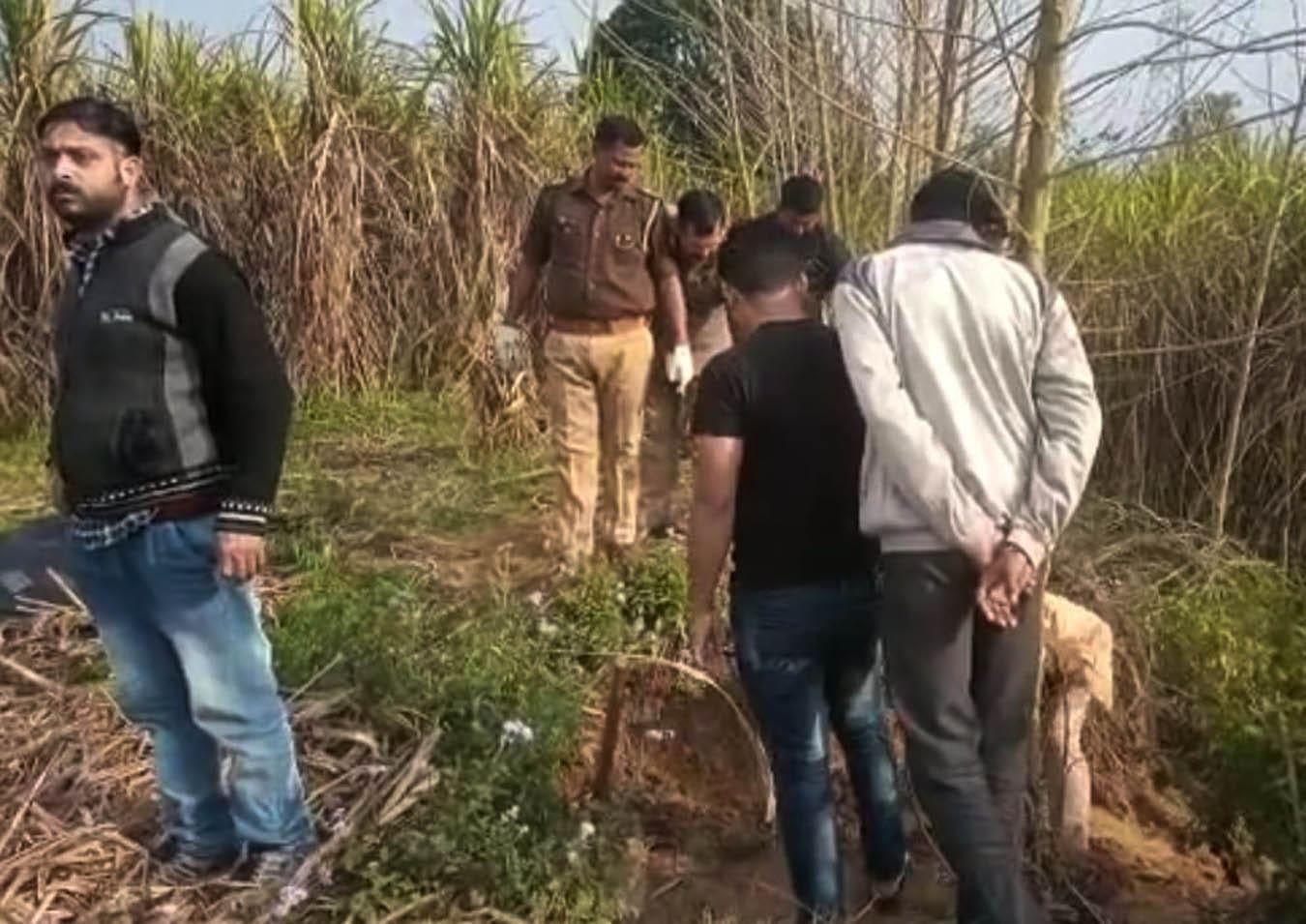 मुजफ्फरनगर : बिरालसी ईख के खेत में दबे युवक आशू के शव को निकालती पुलिस मुजफ्फरनगर : बिरालसी ईख के खेत में दबे युवक आशू के शव को निकालती पुलिस