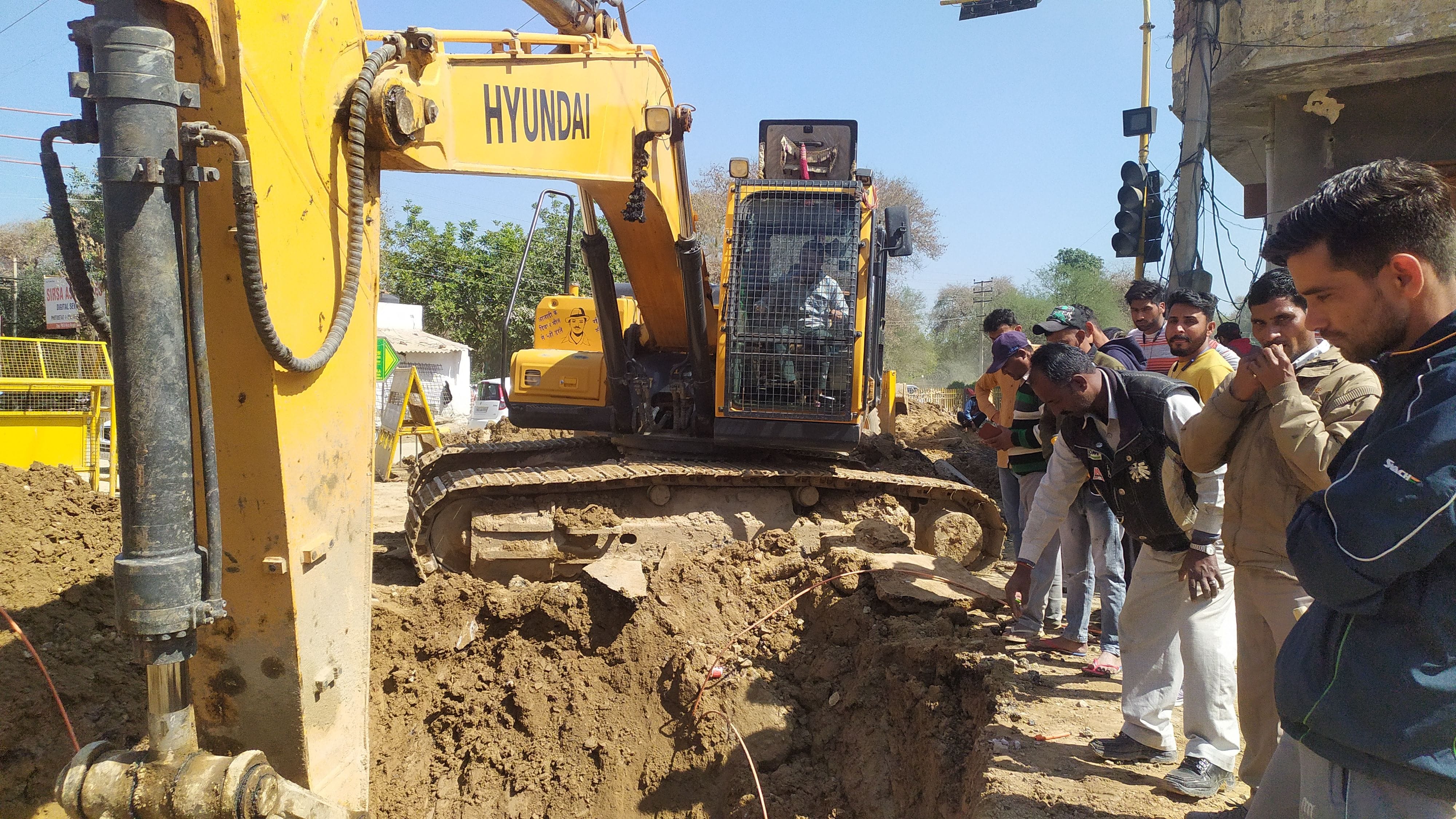 बरनाला रोड पर खुदाई करती हुई जेसीबी मशीन। बरनाला रोड पर खुदाई करती हुई जेसीबी मशीन।