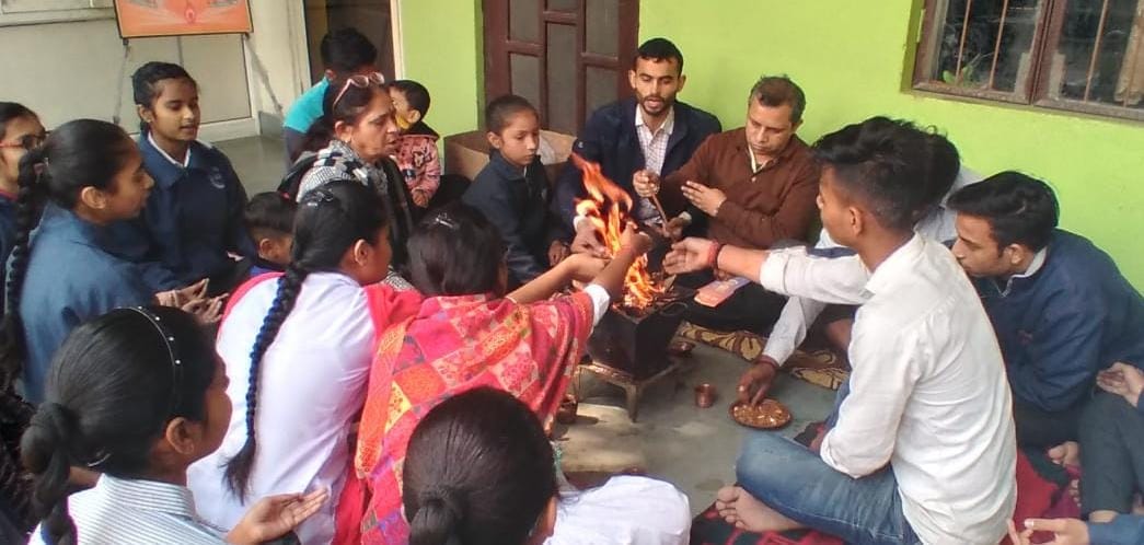 पानीपत। एवी पब्लिक स्कूल में हवन यज्ञ में आहुति डालते बच्चे। पानीपत। एवी पब्लिक स्कूल में हवन यज्ञ में आहुति डालते बच्चे।
