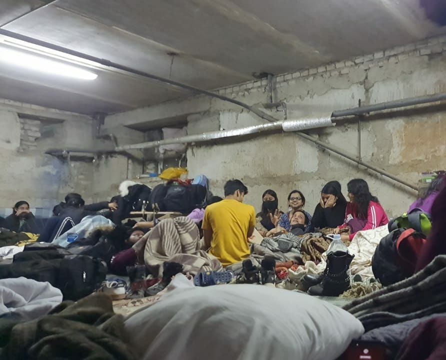 हिसार। खारकीव के एक हॉस्टल की बेसमेंट में बैठे विद्यार्थी। हिसार। खारकीव के एक हॉस्टल की बेसमेंट में बैठे विद्यार्थी।