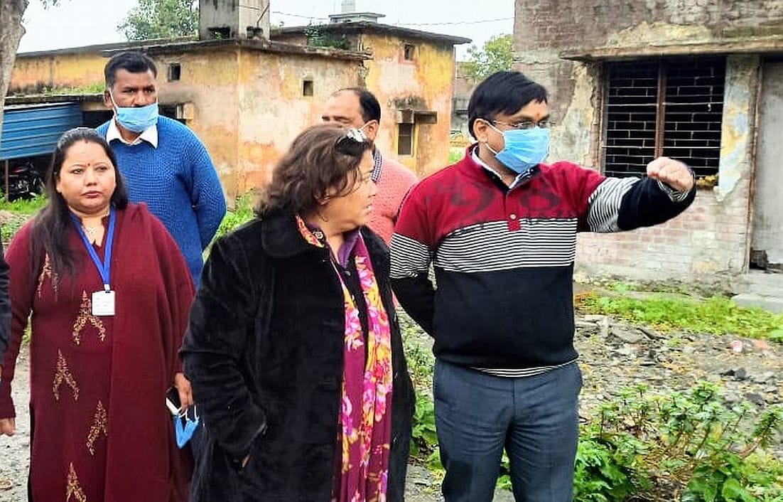 दिनेशपुर में स्वास्थ्य केंद्र का निरीक्षण करतीं सीएमओ डॉ. सुनीता चुफाल रतूड़ी। दिनेशपुर में स्वास्थ्य केंद्र का निरीक्षण करतीं सीएमओ डॉ. सुनीता चुफाल रतूड़ी।