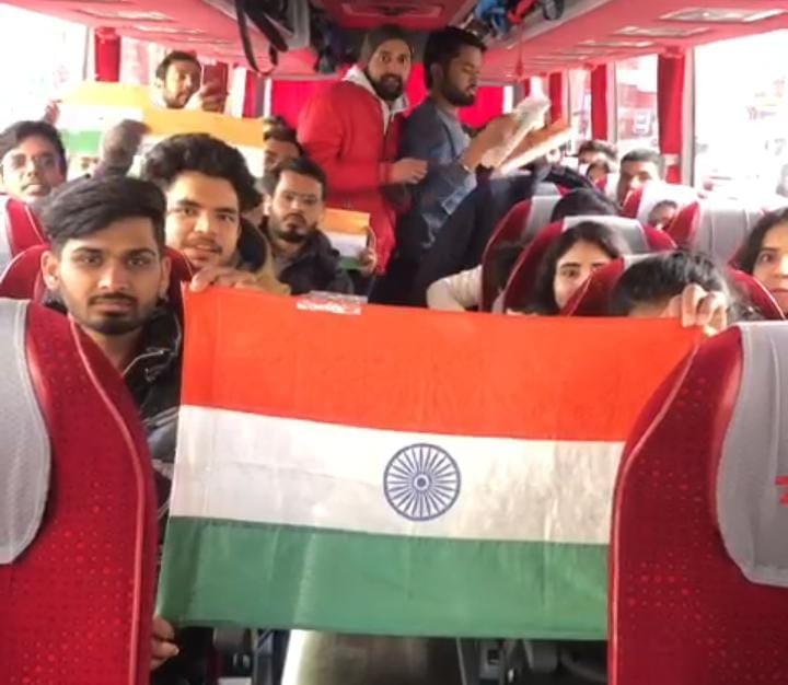 मुजफ्फरनगर : इवानो से रोमानिया जाती बस में बुढ़ाना का हर्ष अपने साथियों के साथ। मुजफ्फरनगर : इवानो से रोमानिया जाती बस में बुढ़ाना का हर्ष अपने साथियों के साथ।