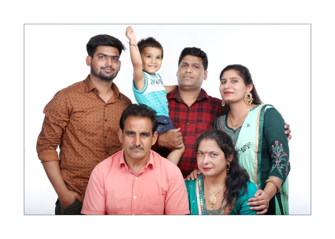 यूक्रेन में डॉक्टर की डिग्री लेने गया विश्वास चौधरी(पिता के पीछे खड़ा) अपने परिवार के साथ यूक्रेन में डॉक्टर की डिग्री लेने गया विश्वास चौधरी(पिता के पीछे खड़ा) अपने परिवार के साथ