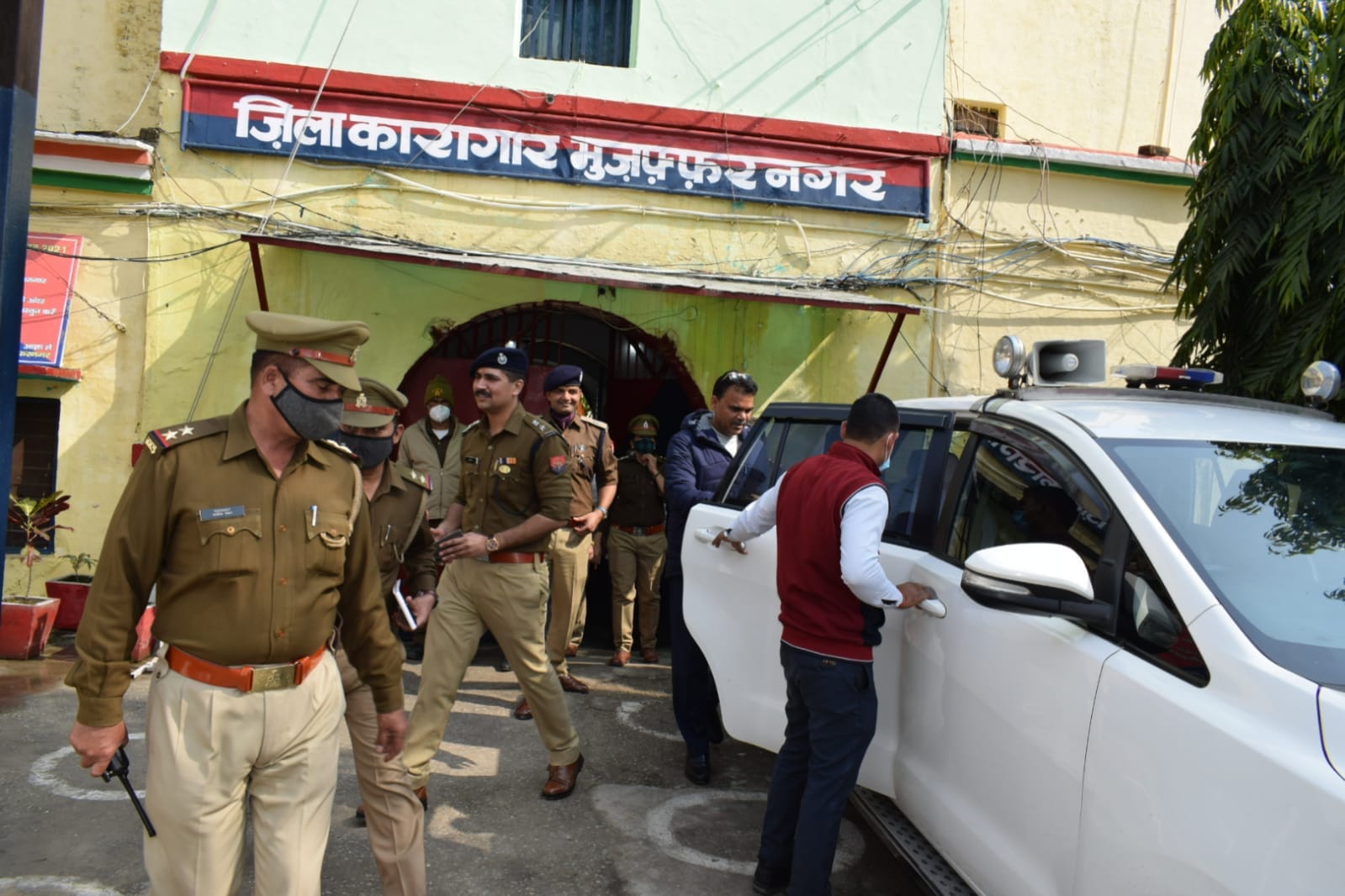 जिला कारागार का निरीक्षण कर आते डीएम व एसएसपी।