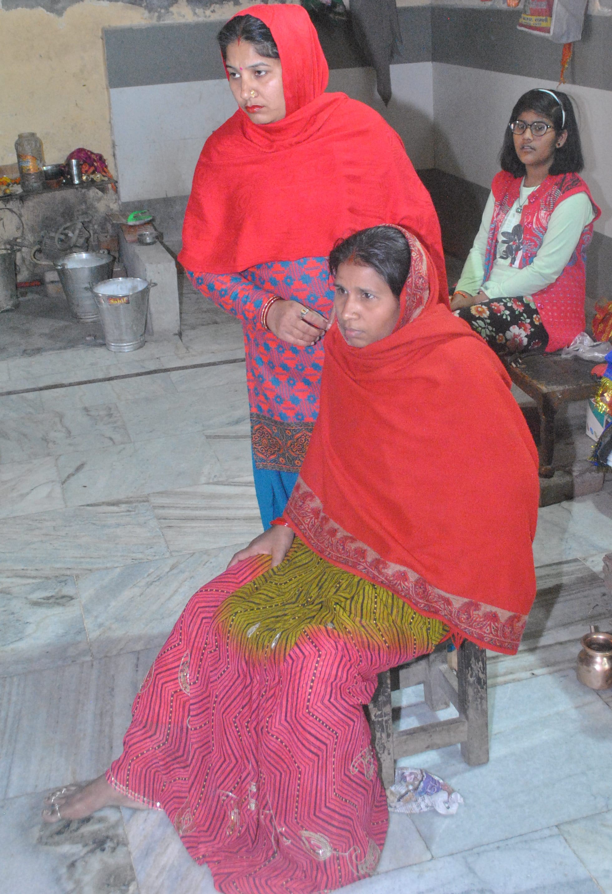शामली शिव गोरक्ष नाथ मंदिर में बदमाशों के हमले से घायल पुजारी की पत्नी।