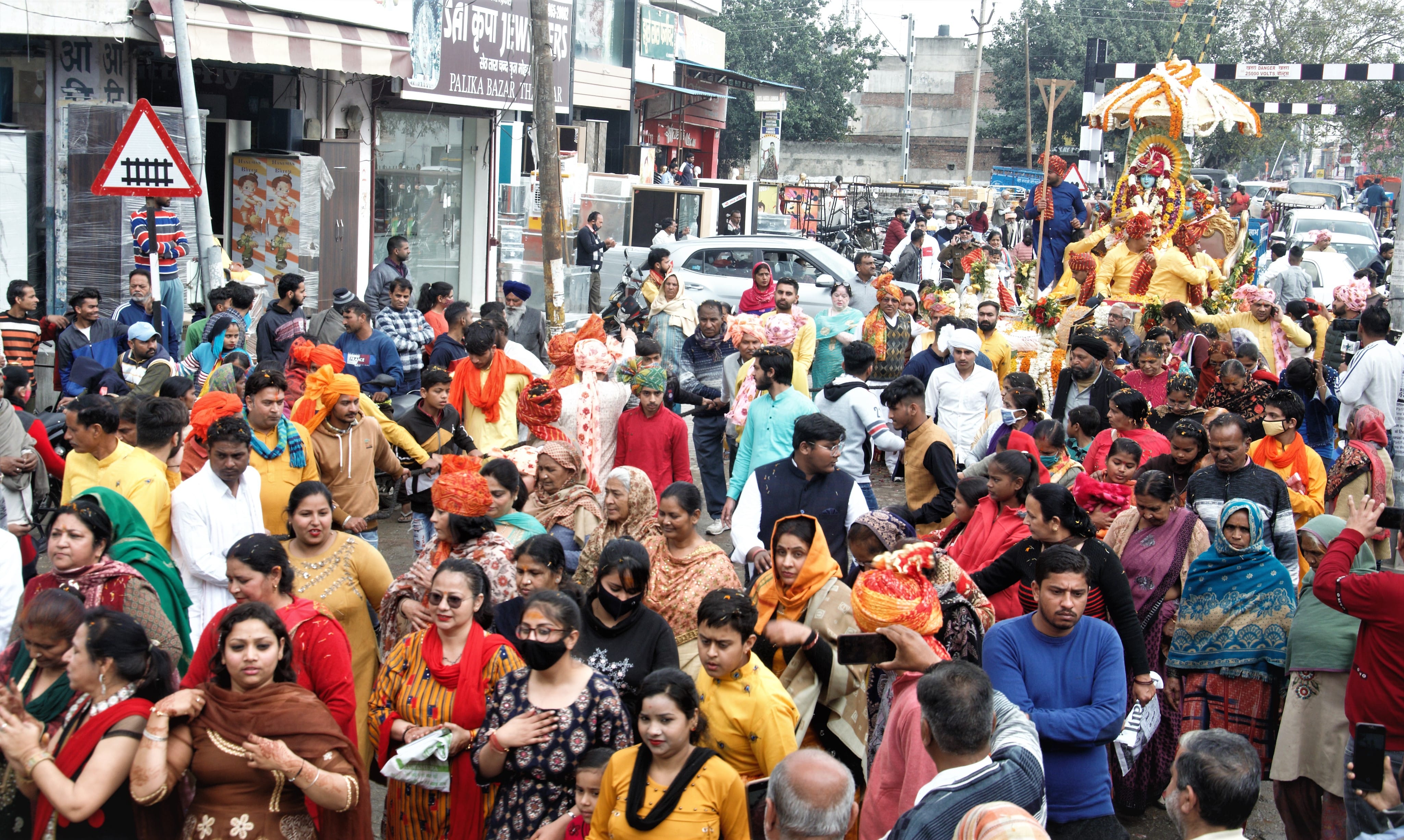 भोले की बरात में रथ को खींचते श्रद्धालु।  संवाद