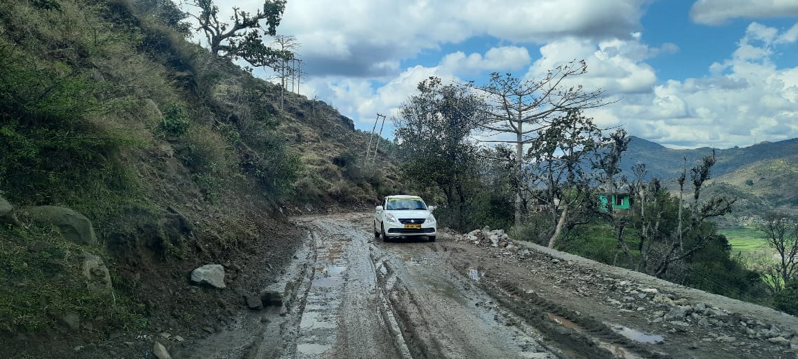 पथरीले,कच्चे रास्ते से गुजर के जाएंगे शिवखोड़ी श्रद्धालु। रियासी।