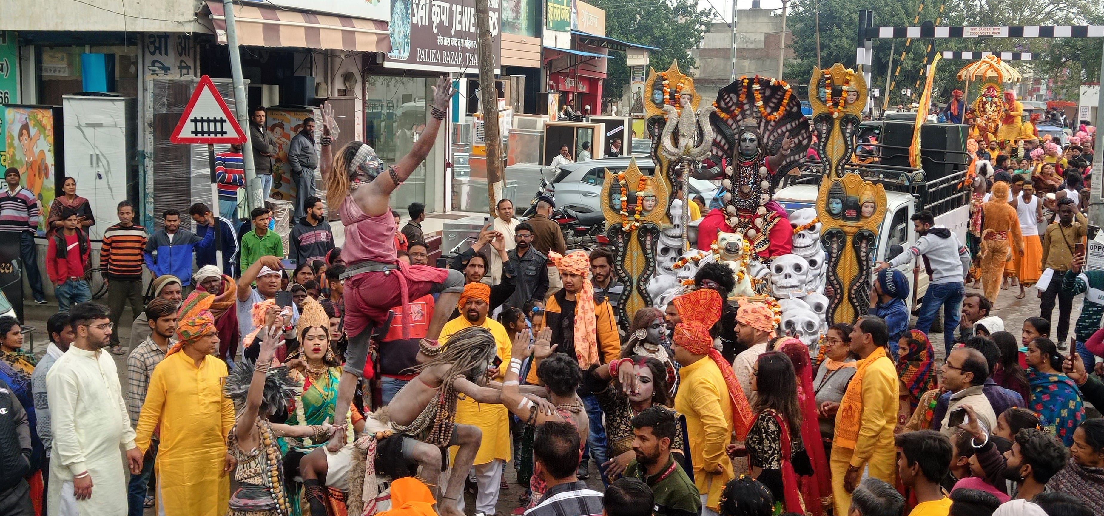 दुखभंजन मंदिर की तरफ से  निकाली गई शिव बरात में नृत्य करते कलाकार।  संवाद