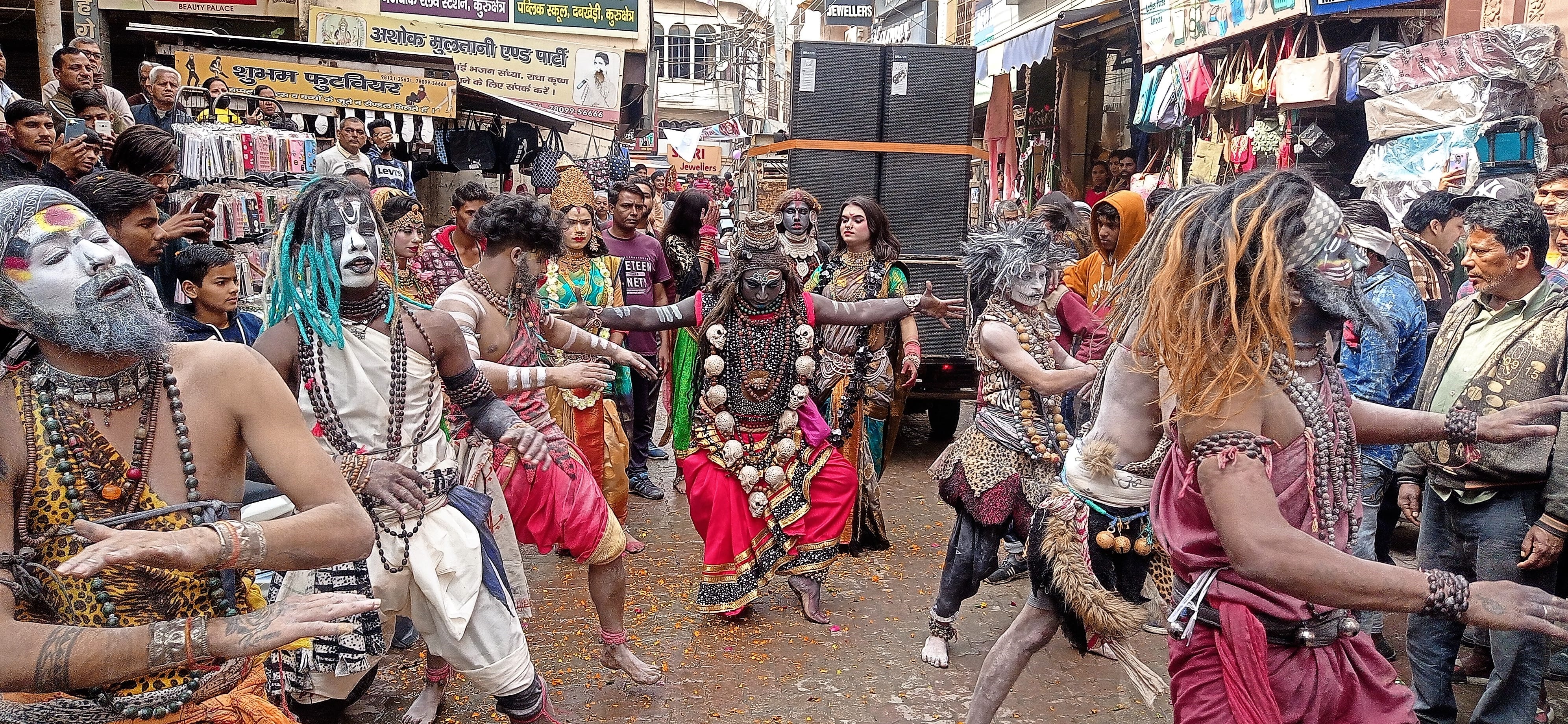 दुखभंजन मंदिर में तरफ निकाली गई भोले की बरात में नृत्य करते कलाकार।  संवाद