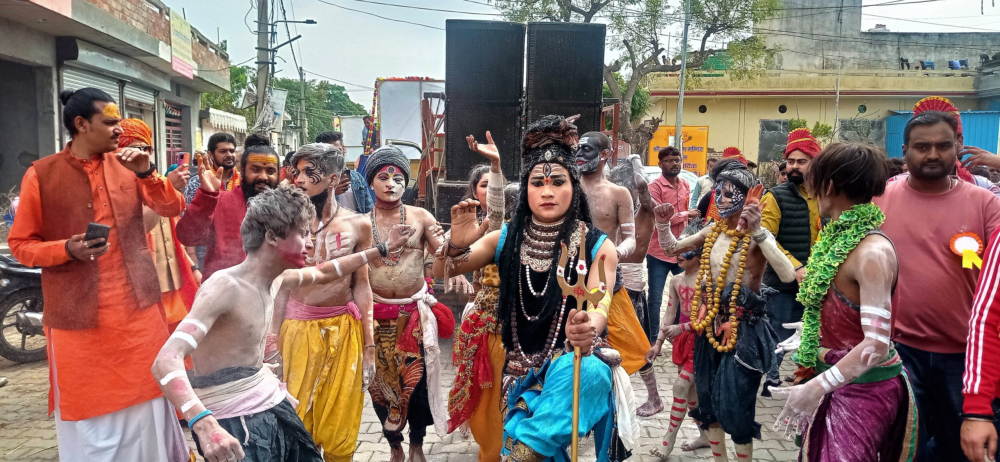 स्थाण्वीश्वर महादेव मंदिर की तरफ से निकाली गई शोभायात्रा में शिव नृत्य की प्रस्तुति देते कलाकार