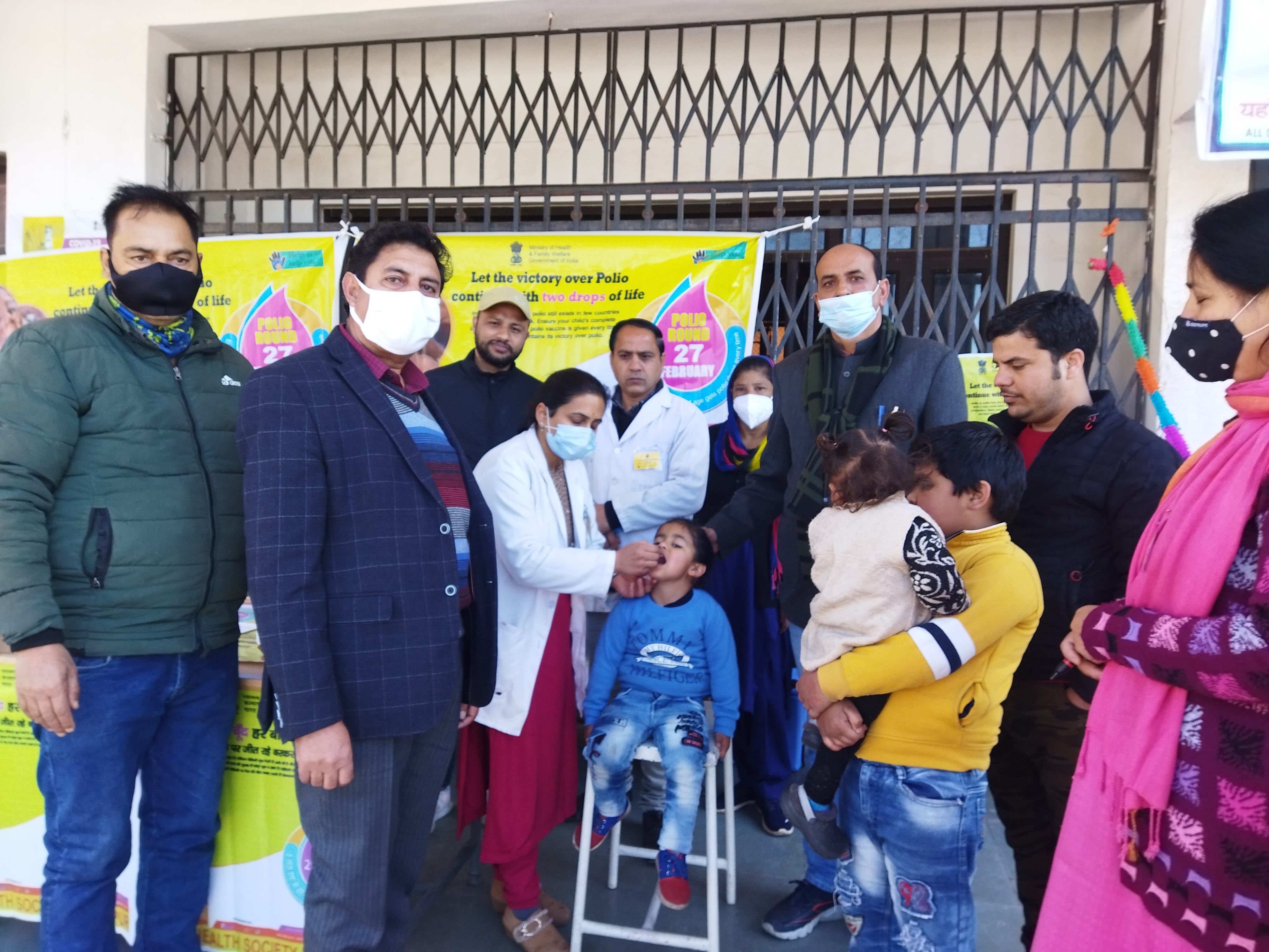 चिनैनी में पल्स पोलियों अभियान के तहत नौनिहालों को पोलियों खुराक पिलाते हुए :- संवाद चिनैनी में पल्स पोलियों अभियान के तहत नौनिहालों को पोलियों खुराक पिलाते हुए :- संवाद