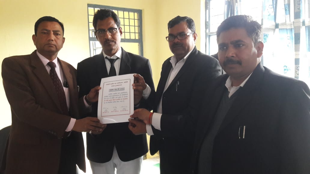 खतौली तहसील सभागार में शपथ ग्रहण करते हुए पदाधिकारी।