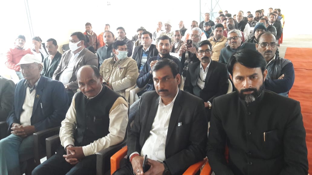 खतौली तहसील एसोसिएशन सभागार में शपथ ग्रहण समारोह में उपस्थित अधिवक्ता।