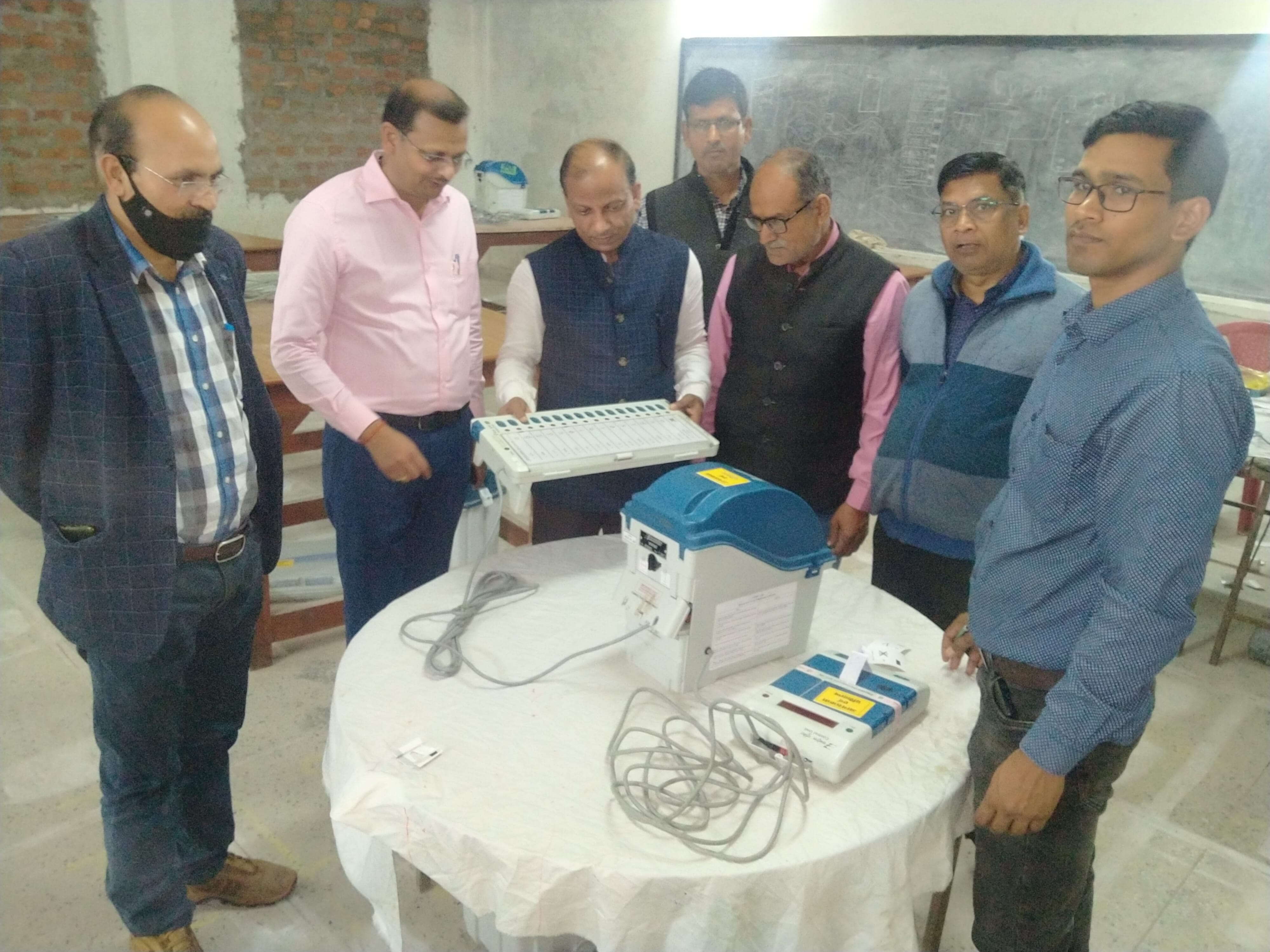 ोढ़ी स्थित राजकीय पॉलिटेक्निक कालेज में ईवीएम प्रशिक्षण लेते मतदान कार्मिक।