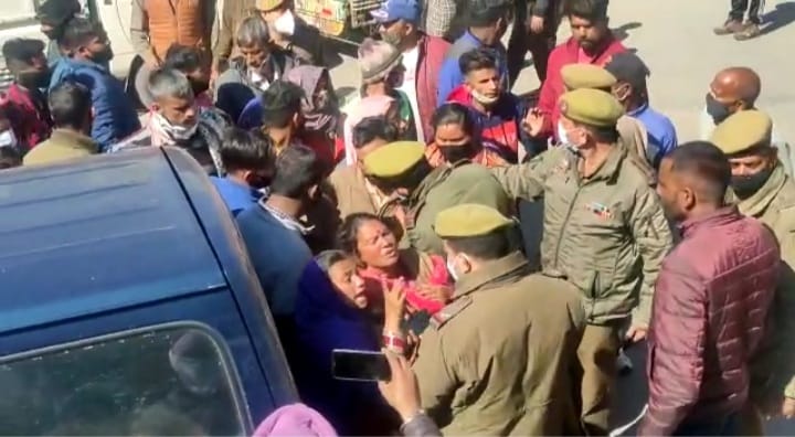 उधमपुर: अपनी मांगों को लेकर एमएच चौक में प्रदर्शन करते हुए. उधमपुर: अपनी मांगों को लेकर एमएच चौक में प्रदर्शन करते हुए.