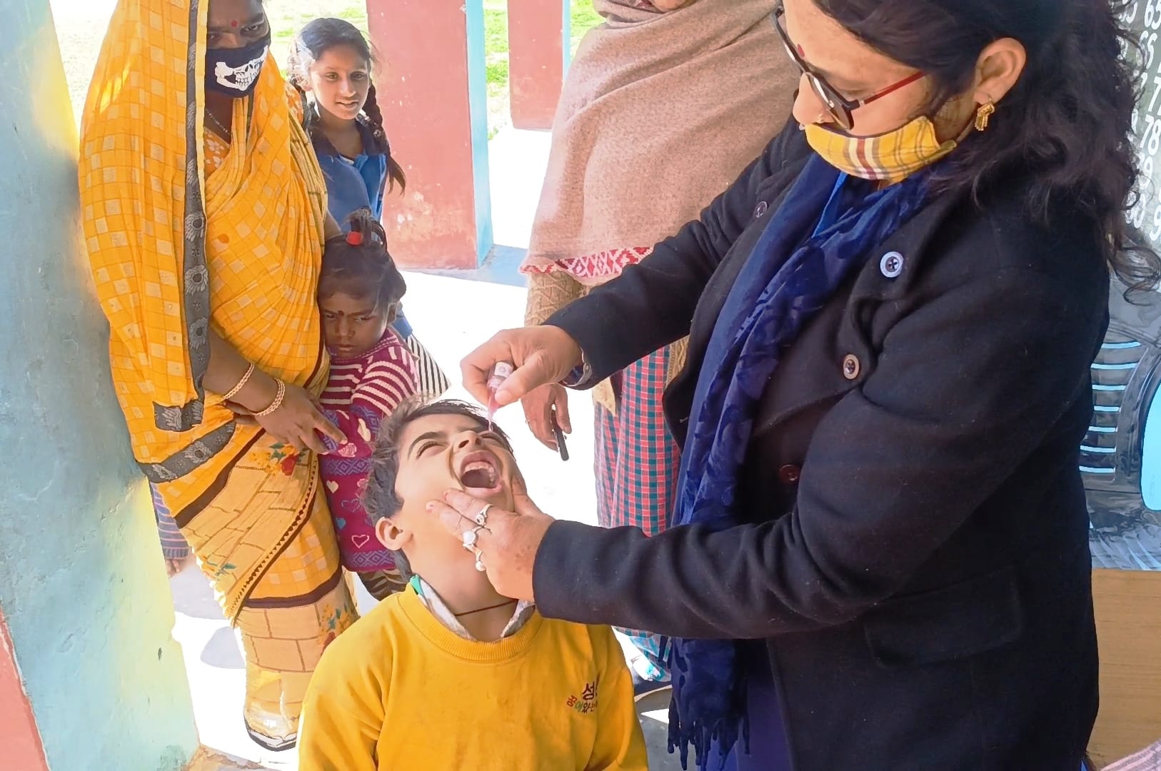 उधमपुर: शहर के विभिन्न क्षेत्रों में बच्चों को पिलाई गई पोलियो की बूंद. उधमपुर: शहर के विभिन्न क्षेत्रों में बच्चों को पिलाई गई पोलियो की बूंद.