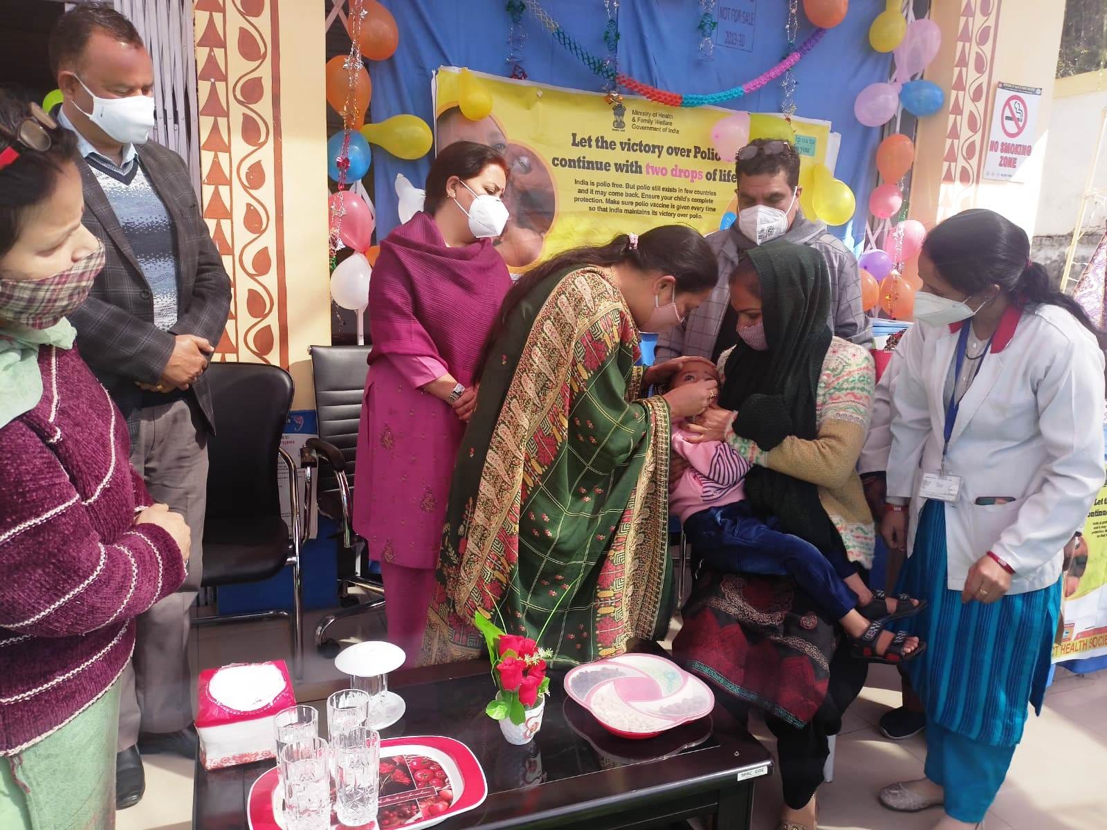 उधमपुर: डिप्टी कमिश्नर द्वारा पीएचसी टिकरी में बच्चों को पिलाई गई पोलियो की बूंद. उधमपुर: डिप्टी कमिश्नर द्वारा पीएचसी टिकरी में बच्चों को पिलाई गई पोलियो की बूंद.