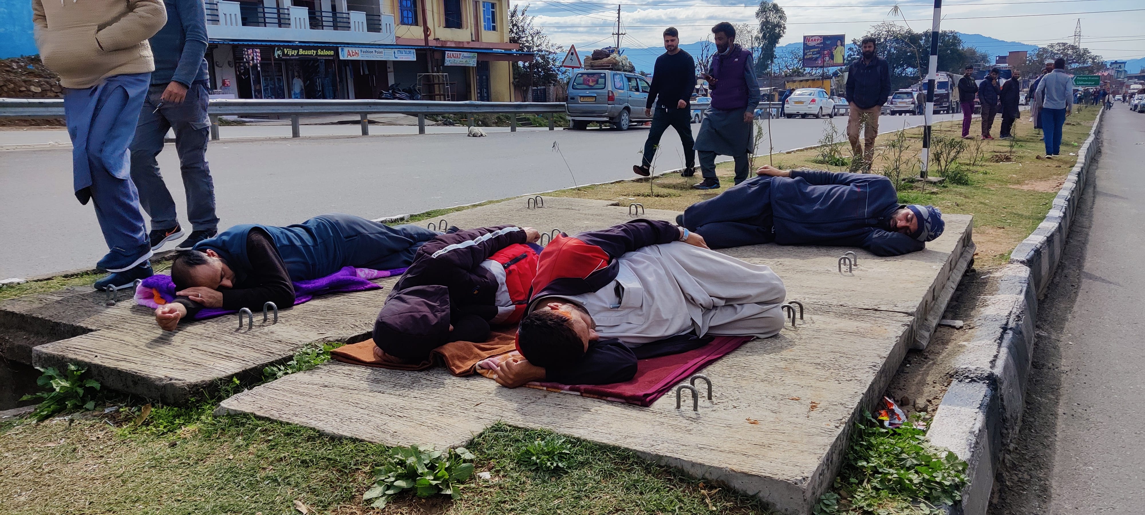 उधमपुर: नेशनल हाईवे पर रोके गए छोटे-बड़े वाहन तथा हाईवे के बीचो बीच आराम करते यात्री. उधमपुर: नेशनल हाईवे पर रोके गए छोटे-बड़े वाहन तथा हाईवे के बीचो बीच आराम करते यात्री.