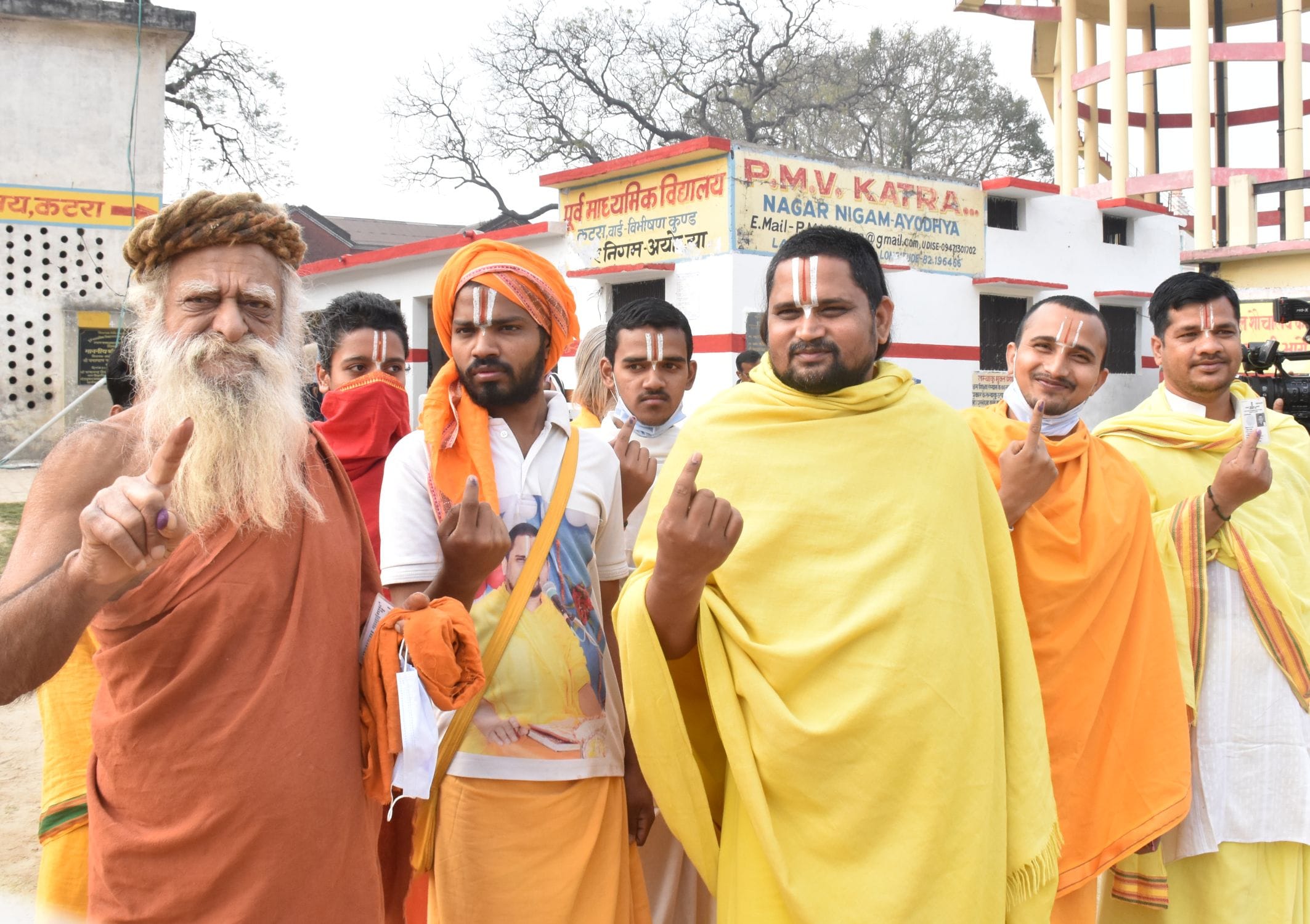 अयोध्या-पूर्व माध्यमिक विद्यालय कटरा में मतदान के बाद मौजूद जगद्गुरु श्रीधराचार्य व अन्य संत-मह