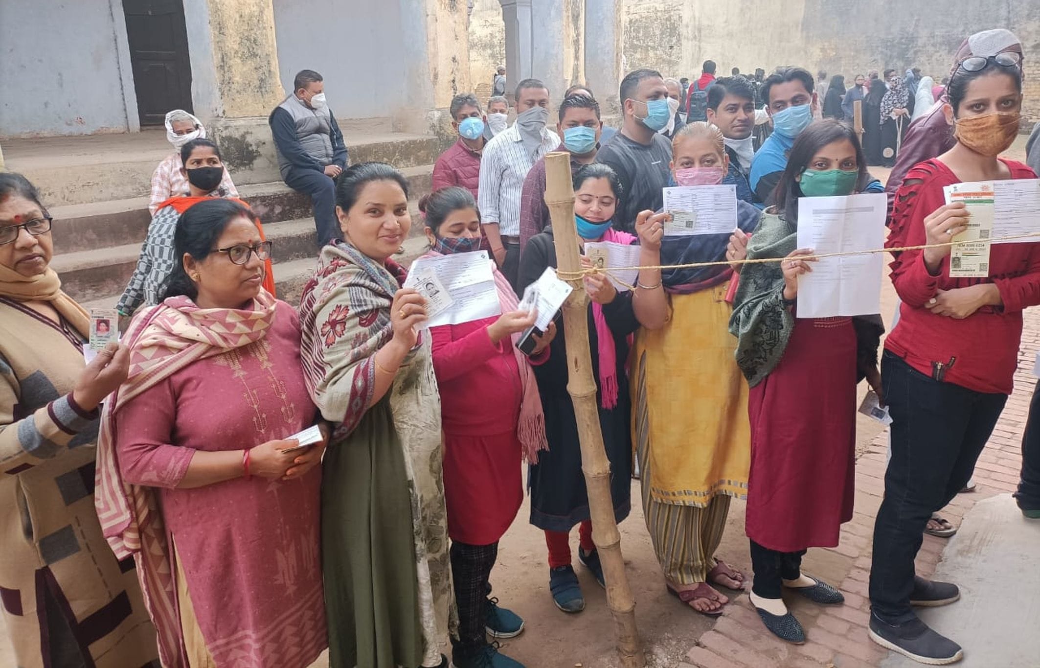 अयोध्या-मनोहर लाल स्कूल में मतदान के लिए लगी कतार।-संवाद