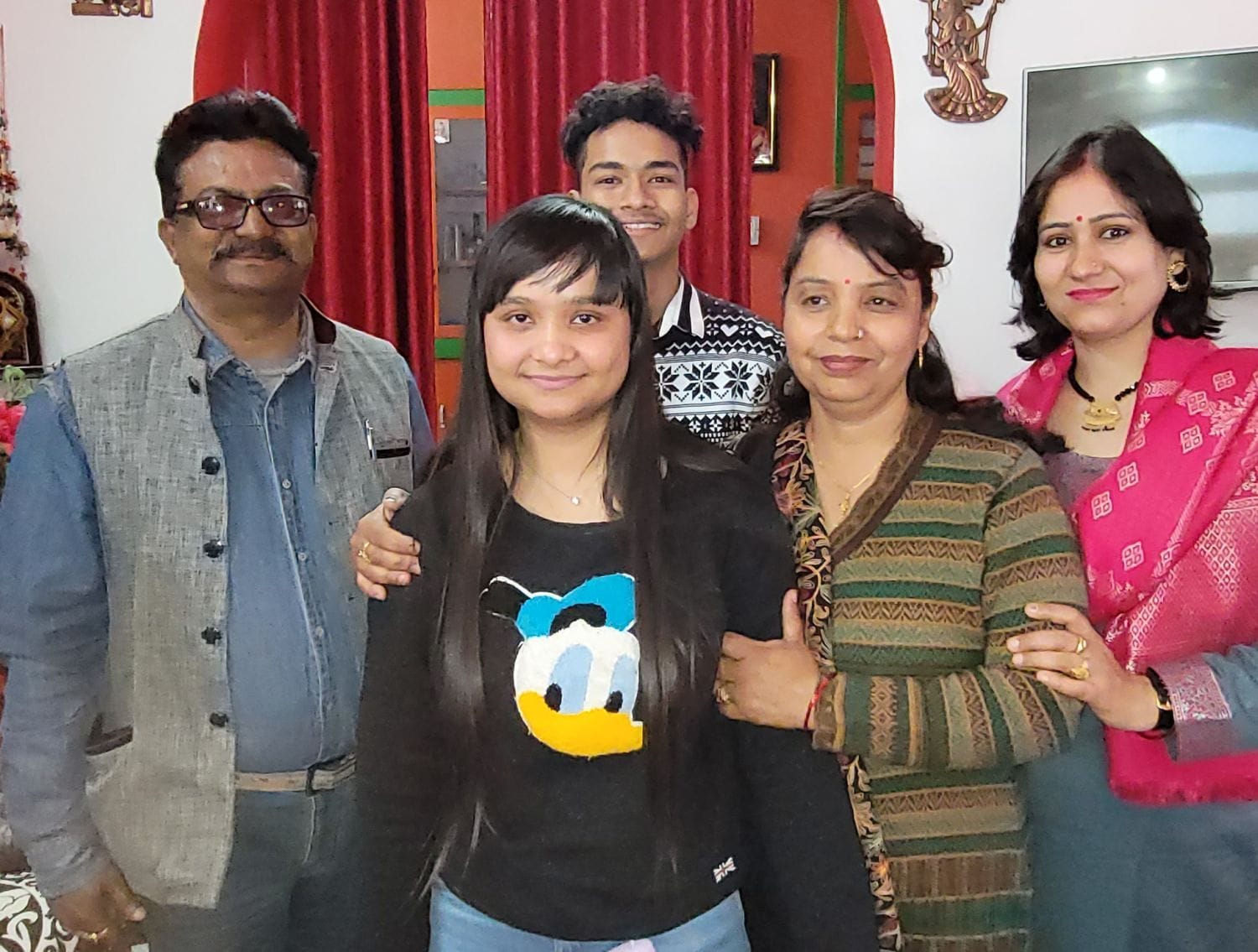 कोटद्वार के जौनपुर में यूक्रेन से पहुंचने के बाद अपने परिजनों के साथ छात्रा पायल पंवार। कोटद्वार के जौनपुर में यूक्रेन से पहुंचने के बाद अपने परिजनों के साथ छात्रा पायल पंवार।