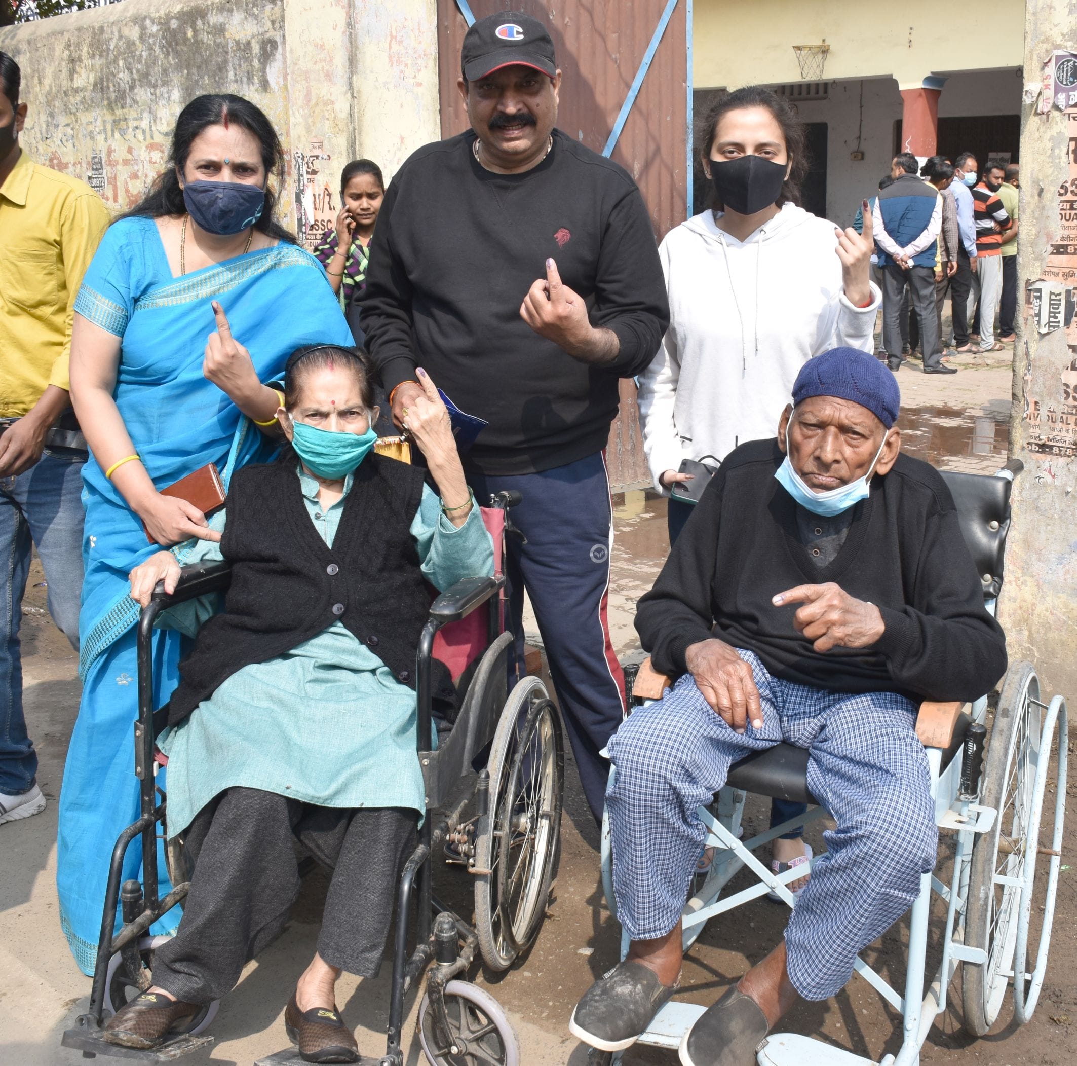 साहबगंज स्थित सीताराम साहबदीन पर बनाये गये मतदान स्थल पर मतदान कर बाहर आते हरीशंकर सिंह उम्र 93 वर? साहबगंज स्थित सीताराम साहबदीन पर बनाये गये मतदान स्थल पर मतदान कर बाहर आते हरीशंकर सिंह उम्र 93 वर?