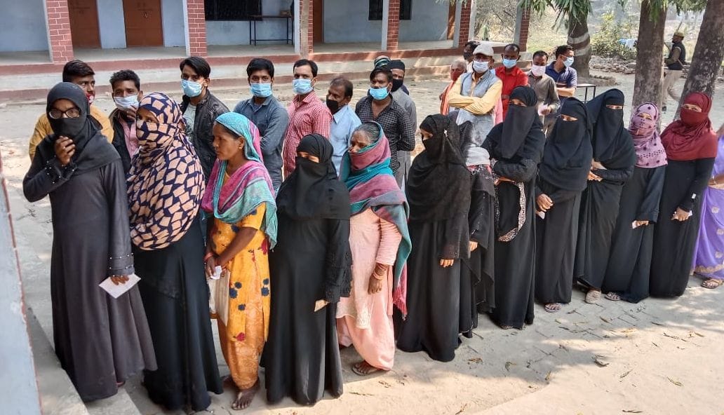 भरवारी के कस्तूरबा इंटर कालेज में मतदान करने के लिए लाइन पर खड़ी महिलांए भरवारी के कस्तूरबा इंटर कालेज में मतदान करने के लिए लाइन पर खड़ी महिलांए