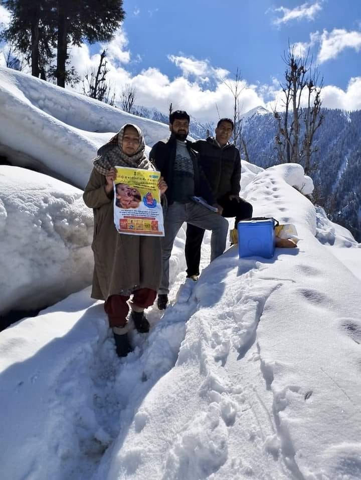 फोट...किश्तवाड़ में स्वास्थ्य विभाग के श्रमिक बर्फ पर चलकर पोलियो खुराक देने जाते फोट...किश्तवाड़ में स्वास्थ्य विभाग के श्रमिक बर्फ पर चलकर पोलियो खुराक देने जाते