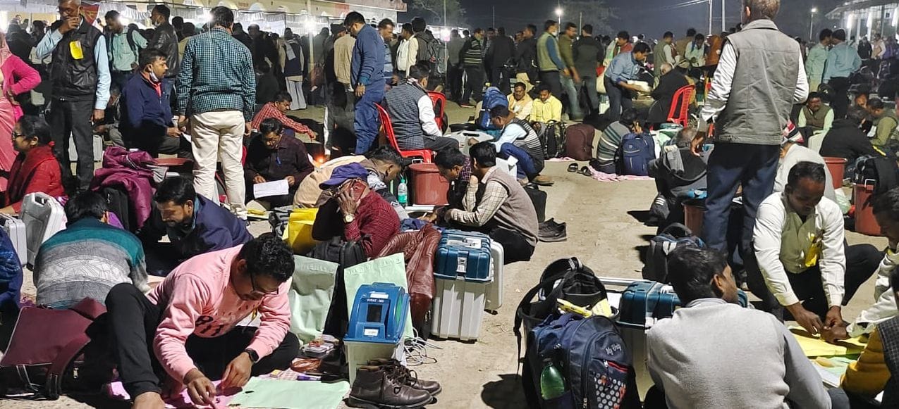 स्ट्रांग रूम में ईवीएम जमा करने से पहले डिब्बा सील करते मतदान कार्मिक स्ट्रांग रूम में ईवीएम जमा करने से पहले डिब्बा सील करते मतदान कार्मिक
