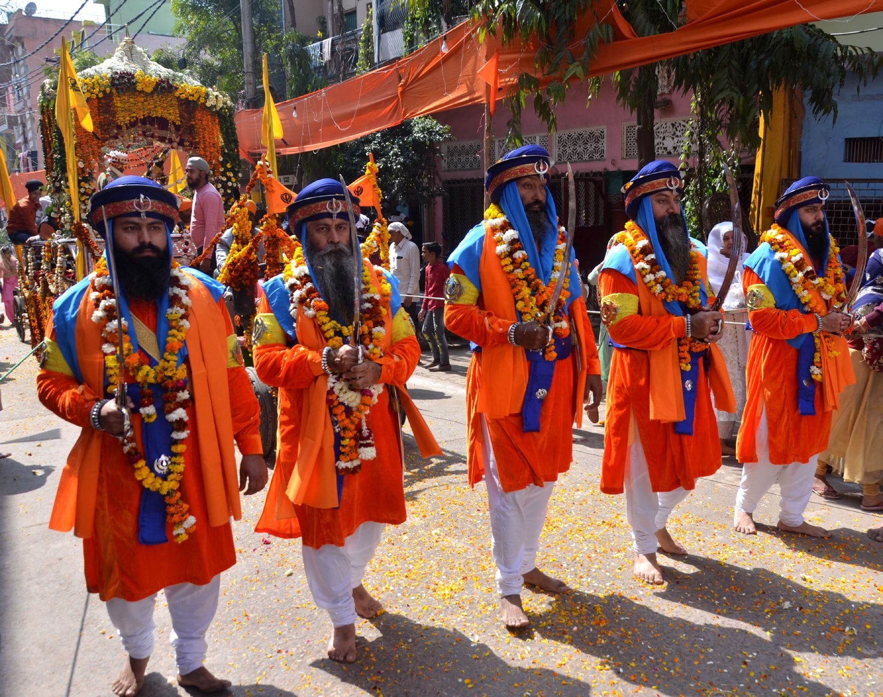 नगर कीर्तन में मुख्य डोले के आगे चलते पंच प्यारे। नगर कीर्तन में मुख्य डोले के आगे चलते पंच प्यारे।